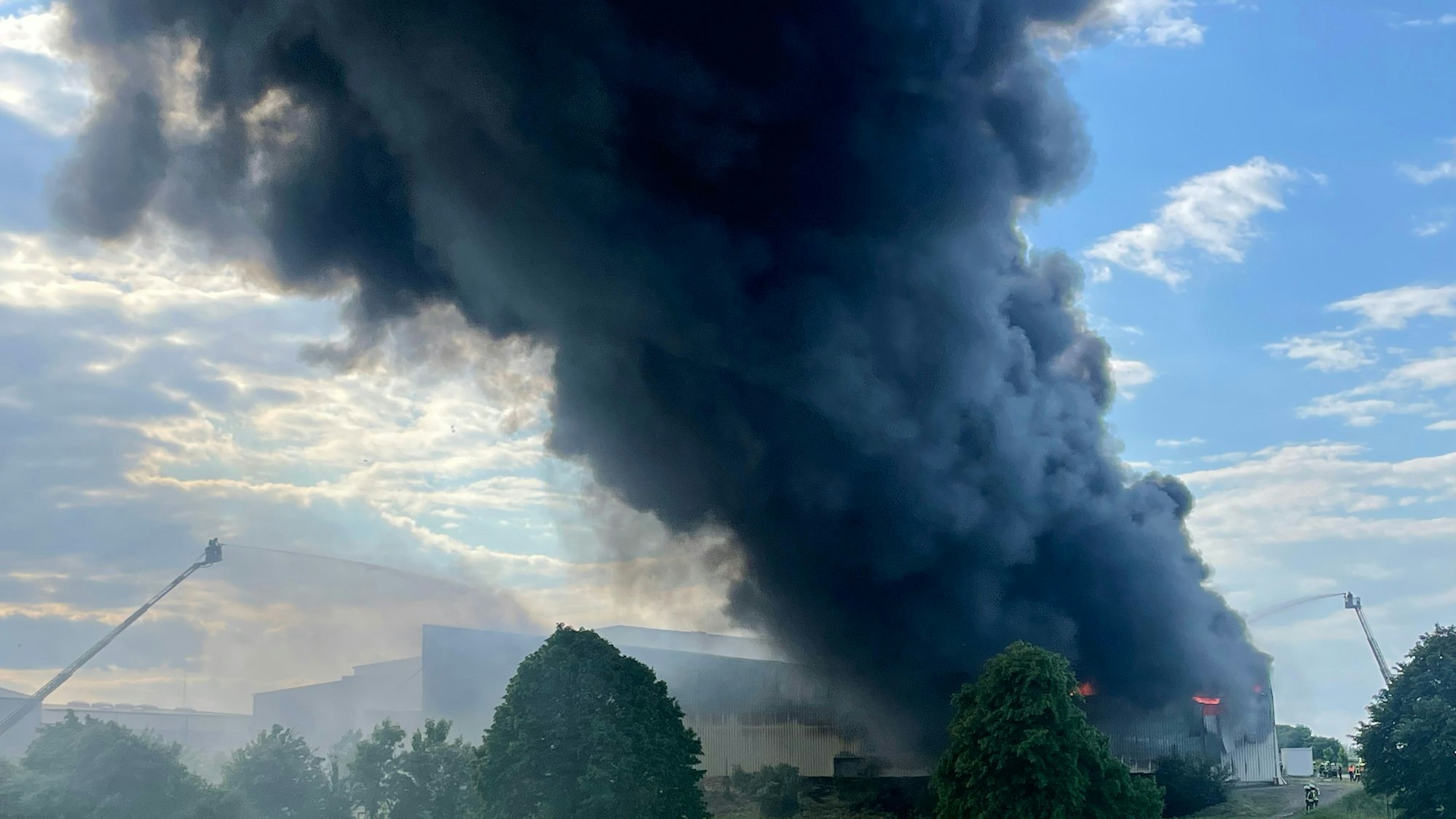 Das Bild zeigt die Löscharbeiten.