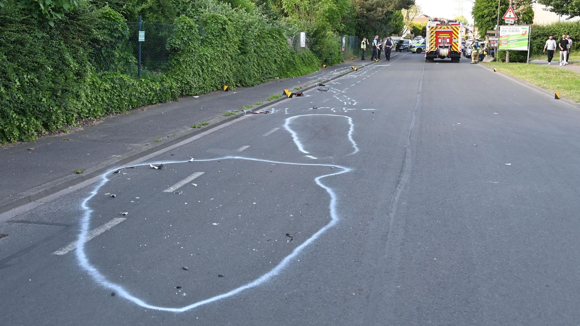 Die Spuren auf der Fahrbahn kennzeichnen die Position der am Unfall beteiligten Fahrzeuge.