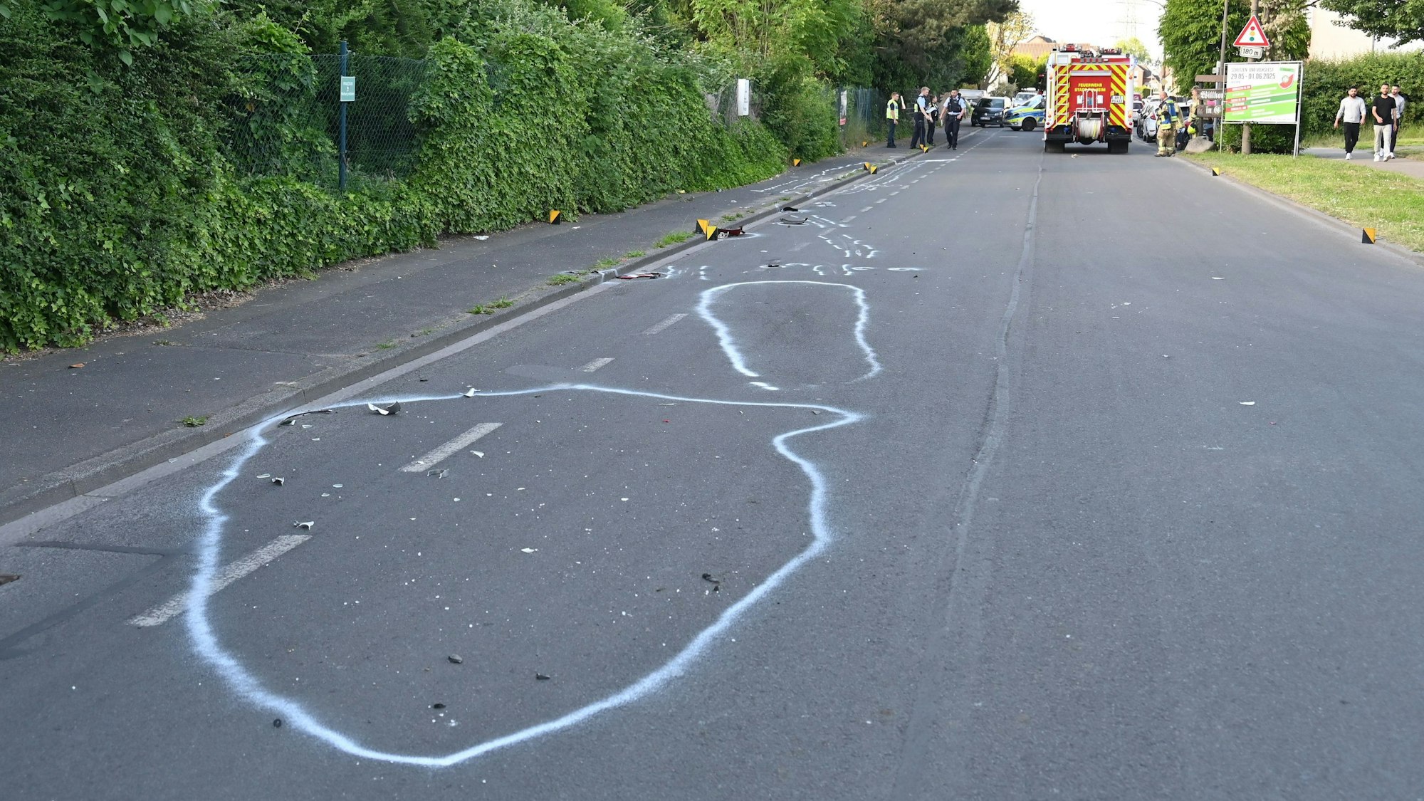Die Spuren auf der Fahrbahn kennzeichnen die Position der am Unfall beteiligten Fahrzeuge.