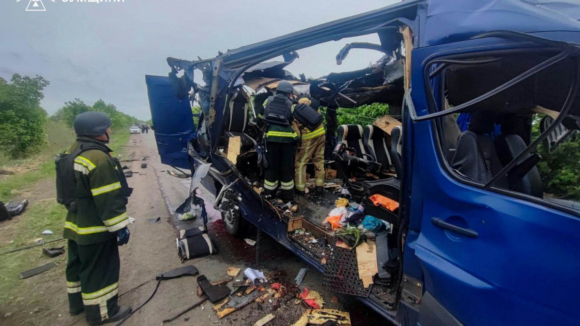 HANDOUT - 17.05.2025, Ukraine, Bilopillya: Auf diesem vom ukrainischen Katastrophenschutz zur Verfügung gestellten Foto bergen Retter die Leichen von Fahrgästen, nachdem eine russische Drohne einen Passagierbus in der Region Sumy getroffen hat. Foto: Uncredited/Ukrainian Emergency Service/AP/dpa - ACHTUNG: Nur zur redaktionellen Verwendung und nur mit vollständiger Nennung des vorstehenden Credits +++ dpa-Bildfunk +++