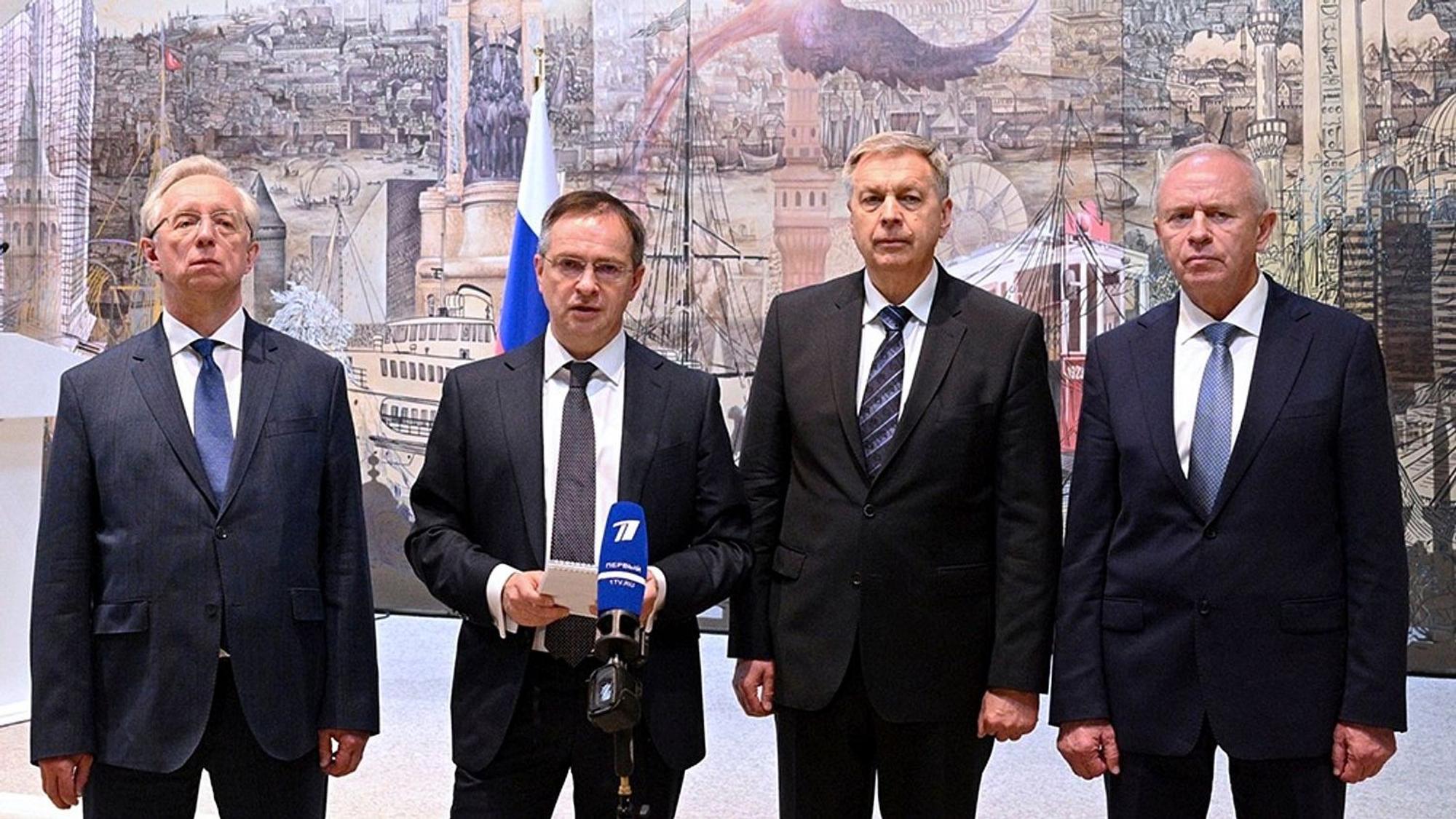 Auf diesem von der staatlichen russischen Nachrichtenagentur Sputnik via AP veröffentlichten Foto geben der stellvertretende russische Außenminister Michail Galuzin (l-r), der russische Präsidentenberater Wladimir Medinski, der Leiter der Hauptdirektion des russischen Generalstabs Igor Kostjukow und der stellvertretende russische Verteidigungsminister Alexander Fomin im russischen Konsulat in Istanbul eine Erklärung ab.
