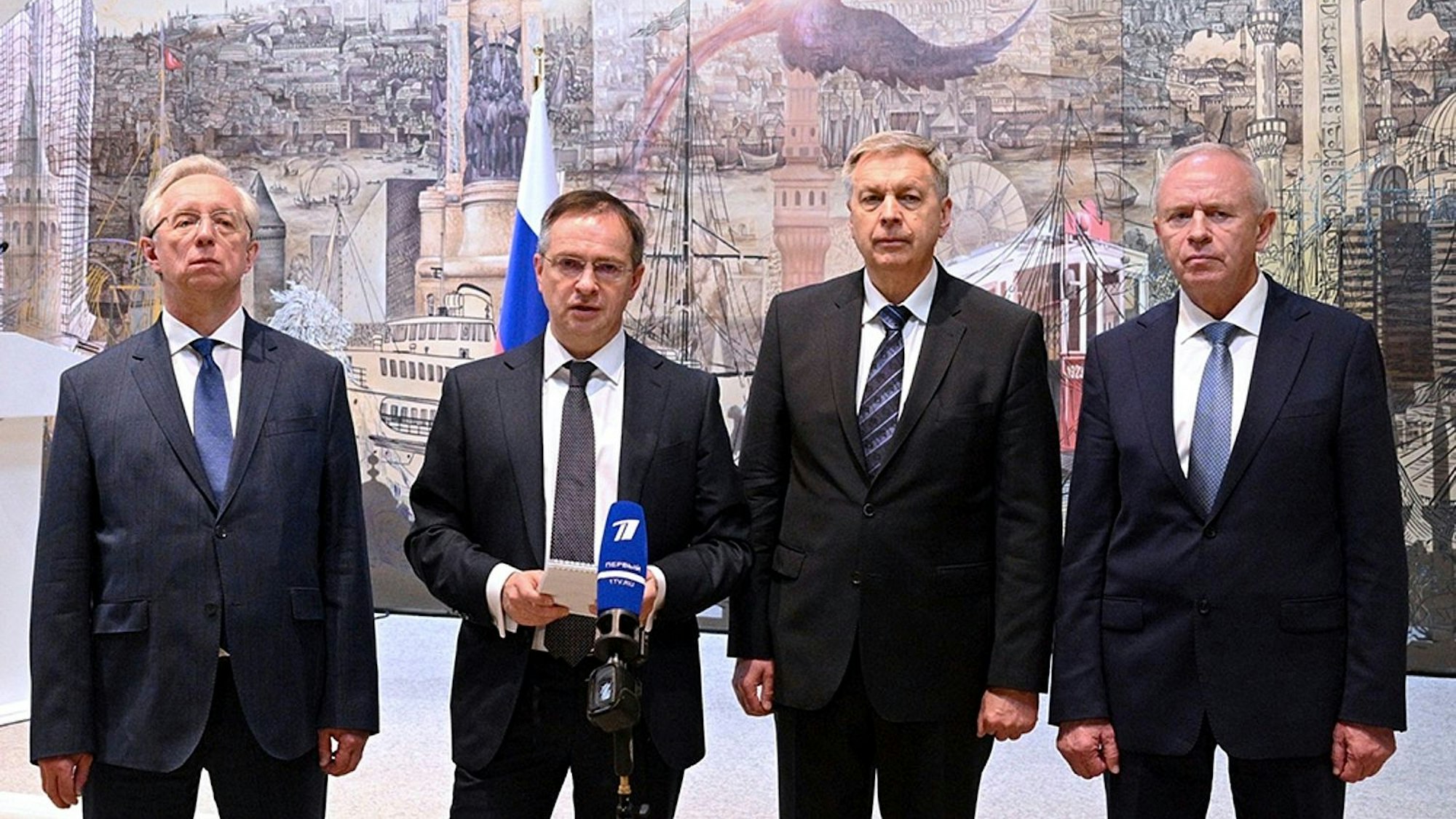 Auf diesem von der staatlichen russischen Nachrichtenagentur Sputnik via AP veröffentlichten Foto geben der stellvertretende russische Außenminister Michail Galuzin (l-r), der russische Präsidentenberater Wladimir Medinski, der Leiter der Hauptdirektion des russischen Generalstabs Igor Kostjukow und der stellvertretende russische Verteidigungsminister Alexander Fomin im russischen Konsulat in Istanbul eine Erklärung ab.