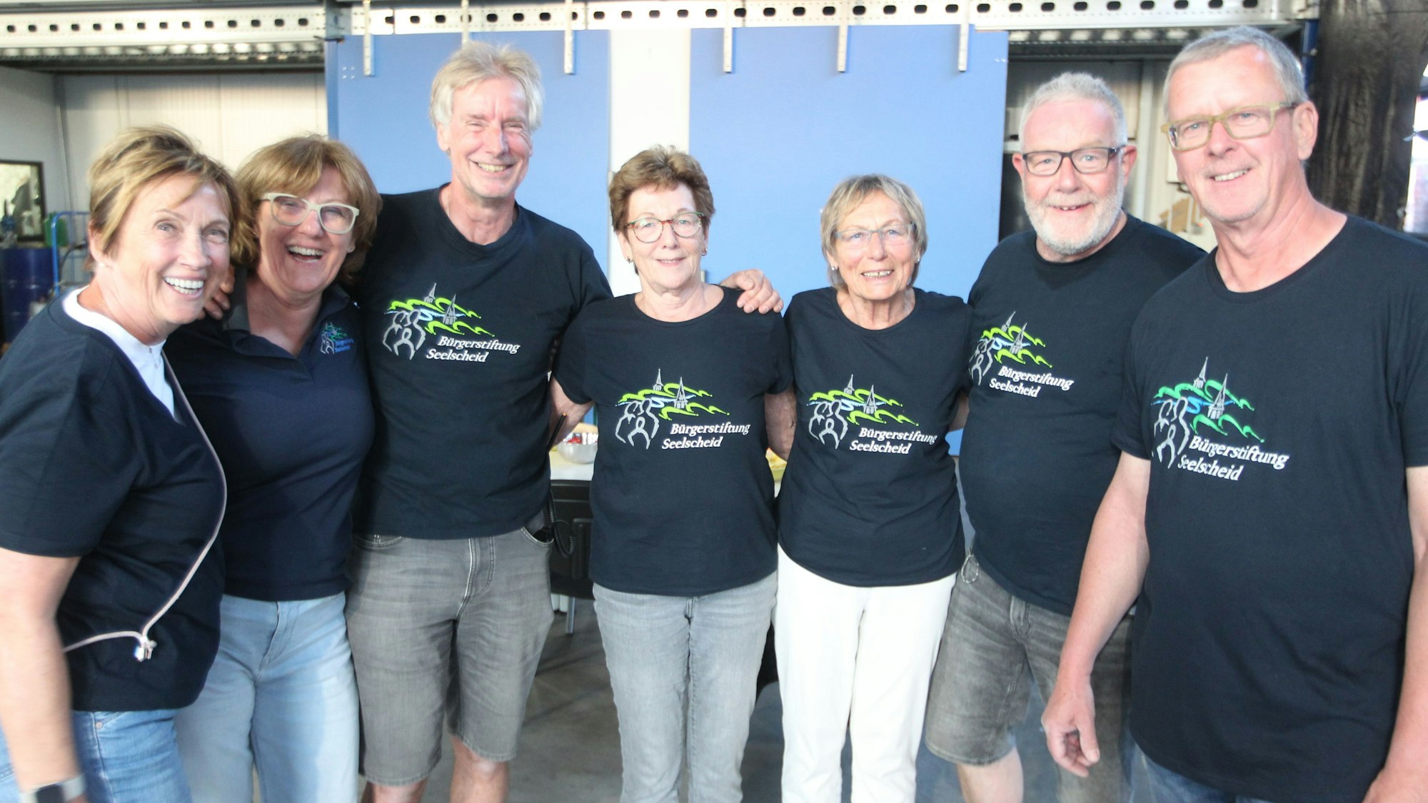 Heinz-Günter Scholz (Dritter von links) mit nur einem kleinen Teil der zahlreichen Helfer der Bürgerstiftung Seelscheid.