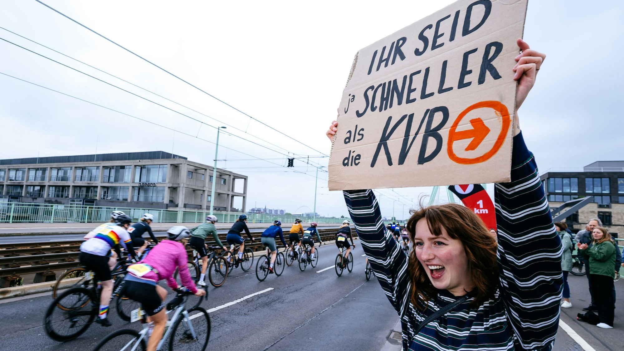 Am Straßenrand motivierten die Zuschauenden mit Plakaten und Jubelrufen.