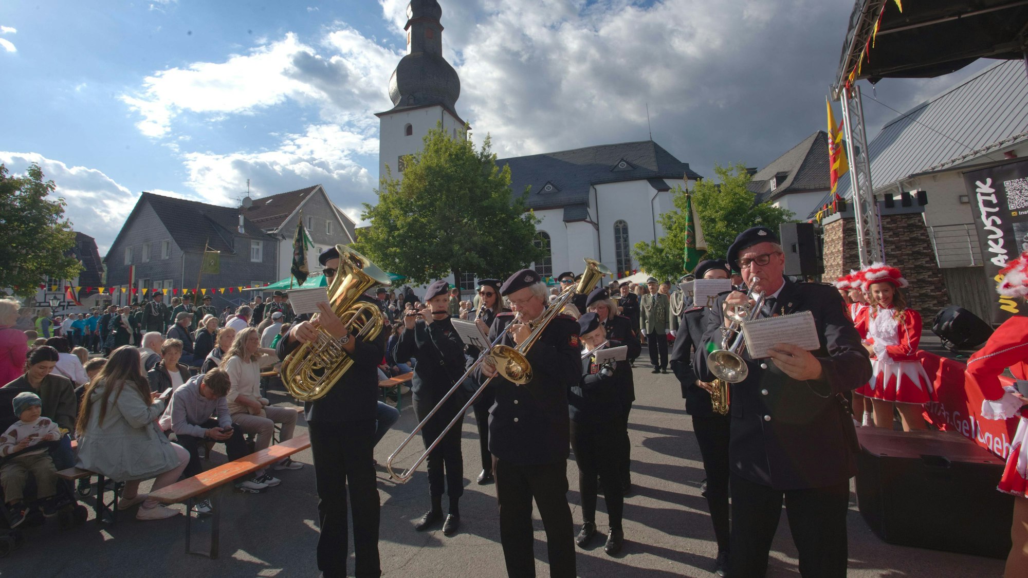 Eine Kapelle vor der evangelischen Kirche.