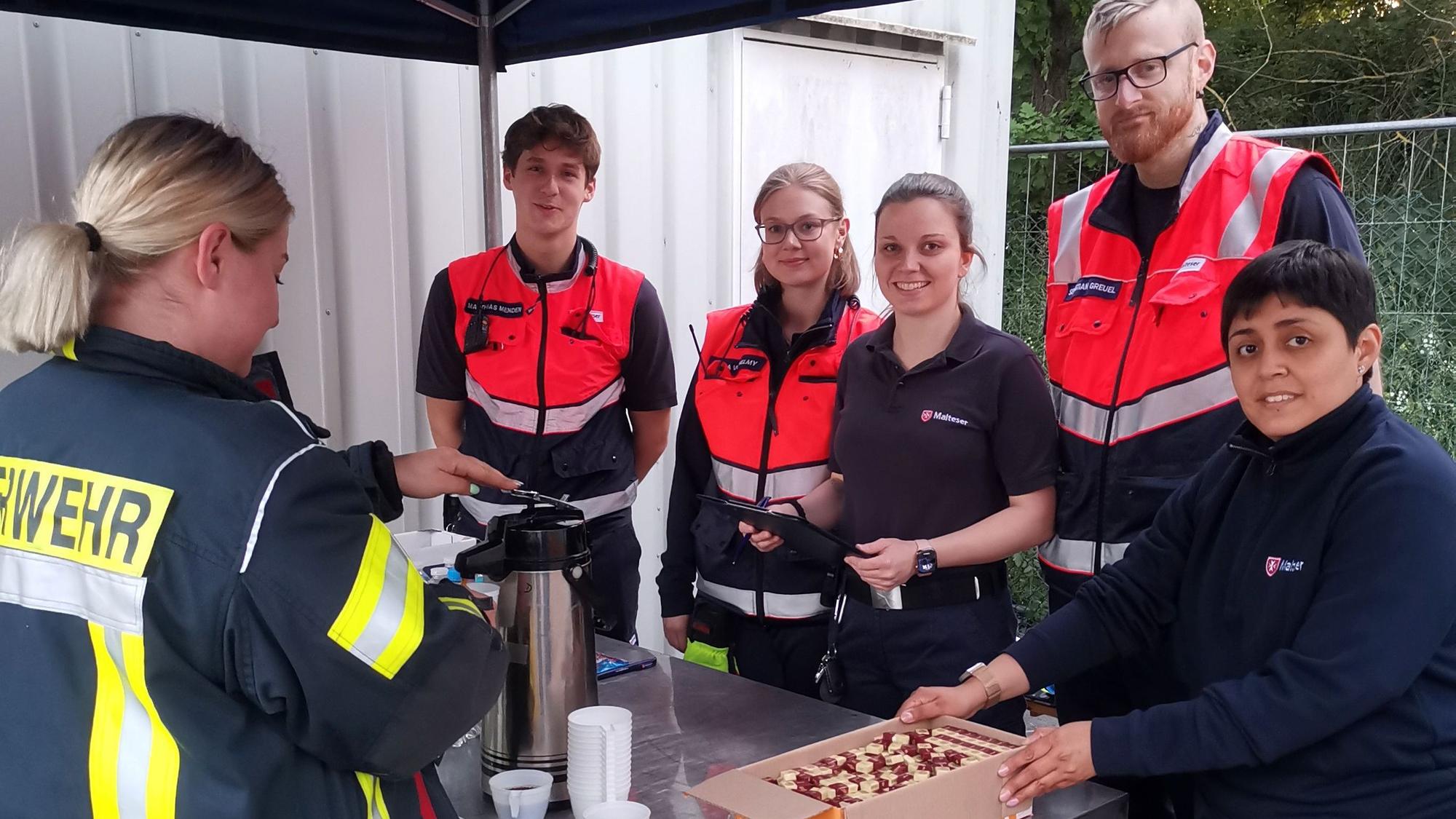 Die Malteser aus Meckenheim versorgten die Feuerwehr unter anderem mit Kaffee.