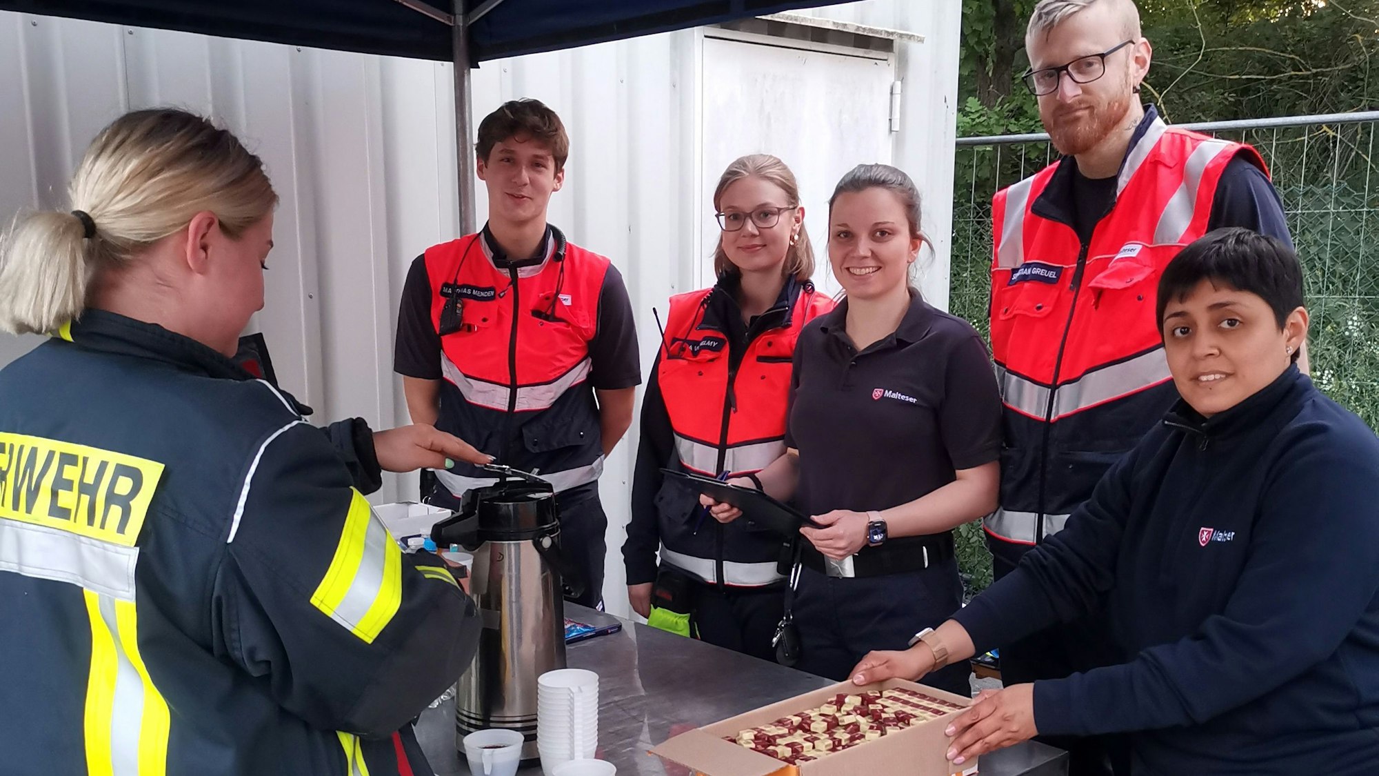 Die Malteser aus Meckenheim versorgten die Feuerwehr unter anderem mit Kaffee.