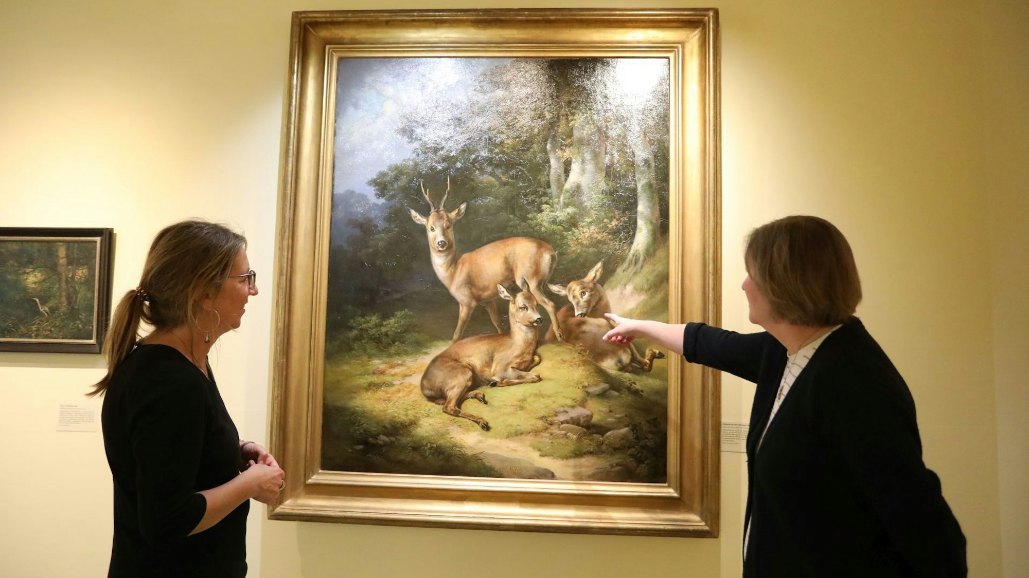 Ausstellung Siebengebirgsmuseum Menschen und Tiere
Museumsleiterin Dr. Sigrid Lange (links) und Kunsthistorikerin Irene Haberland betrachten das Bild "Rehfamilie auf einer Waldwiese" von Gustav Zick von 1863