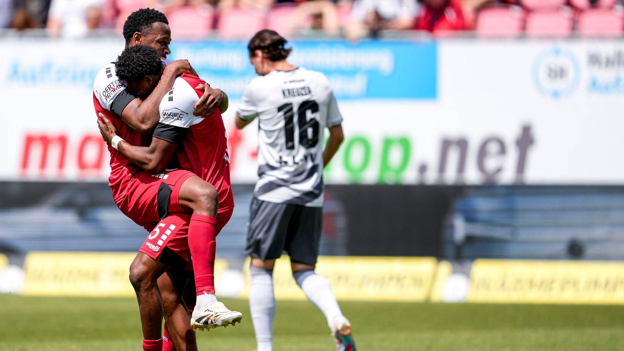 v.li.: Enrique Lofolomo Viktoria, 14, Torschütze Sidny Lopes Cabral Viktoria, 5, Spieler vom FC Viktoria Köln 1904, jubeln über das Tor zum 0:2, Jubel, Torjubel, Torerfolg, celebrate the goal, goal, celebration, jubelt ueber das Tor, Freuen, Freude, freut sich, optimistisch, positiv, Spielszene, Highlight, Action, Aktion, 17.05.2025, Sandhausen Deutschland, Fussball, 3. Liga, SV Sandhausen - FC Viktoria Köln, DFB/DFL REGULATIONS PROHIBIT ANY USE OF PHOTOGRAPHS AS IMAGE SEQUENCES AND/OR QUASI-VIDEO. *** from left Enrique Lofolomo Viktoria, 14 , scorer Sidny Lopes Cabral Viktoria, 5 , players of FC Viktoria Köln 1904, celebrate the goal to 0 2, jubilation, goal celebration, celebrate the goal, goal, celebration, jubilates over the goal, rejoicing, joy, optimistic, positive, game scene, highlight, action, 17 05 2025, Sandhausen Germany , Football, 3 Liga, SV Sandhausen FC Viktoria Köln, DFB DFL REGULATIONS PROHIBIT ANY USE OF PHOTOGRAPHS AS IMAGE SEQUENCES AND OR QUASI VIDEO xozx