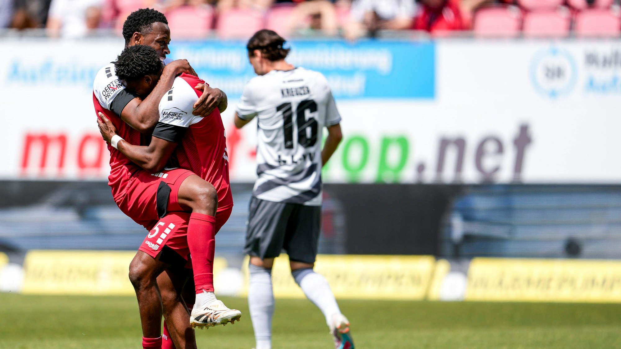 v.li.: Enrique Lofolomo Viktoria, 14, Torschütze Sidny Lopes Cabral Viktoria, 5, Spieler vom FC Viktoria Köln 1904, jubeln über das Tor zum 0:2, Jubel, Torjubel, Torerfolg, celebrate the goal, goal, celebration, jubelt ueber das Tor, Freuen, Freude, freut sich, optimistisch, positiv, Spielszene, Highlight, Action, Aktion, 17.05.2025, Sandhausen Deutschland, Fussball, 3. Liga, SV Sandhausen - FC Viktoria Köln, DFB/DFL REGULATIONS PROHIBIT ANY USE OF PHOTOGRAPHS AS IMAGE SEQUENCES AND/OR QUASI-VIDEO. *** from left Enrique Lofolomo Viktoria, 14 , scorer Sidny Lopes Cabral Viktoria, 5 , players of FC Viktoria Köln 1904, celebrate the goal to 0 2, jubilation, goal celebration, celebrate the goal, goal, celebration, jubilates over the goal, rejoicing, joy, optimistic, positive, game scene, highlight, action, 17 05 2025, Sandhausen Germany , Football, 3 Liga, SV Sandhausen FC Viktoria Köln, DFB DFL REGULATIONS PROHIBIT ANY USE OF PHOTOGRAPHS AS IMAGE SEQUENCES AND OR QUASI VIDEO xozx