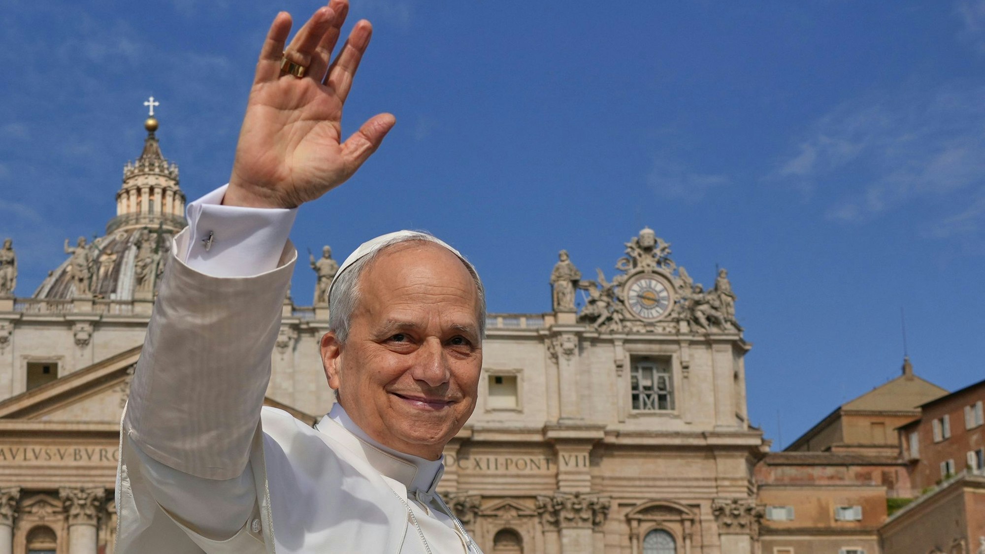 Papst Leo XIV. ist auf dem Petersplatz feierlich in sein Amt eingeführt worden.