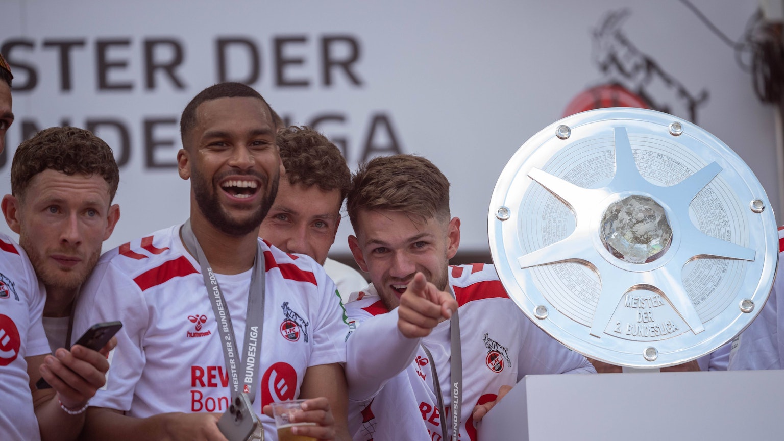 Florian Kainz, Linton Maina und Luca Waldschmidt freuen sich neben der Meisterschale über den Titel.