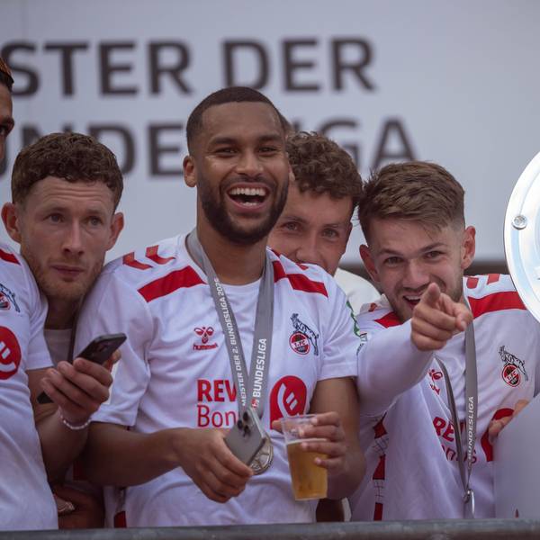 Florian Kainz, Linton Maina und Luca Waldschmidt freuen sich neben der Meisterschale über den Titel.