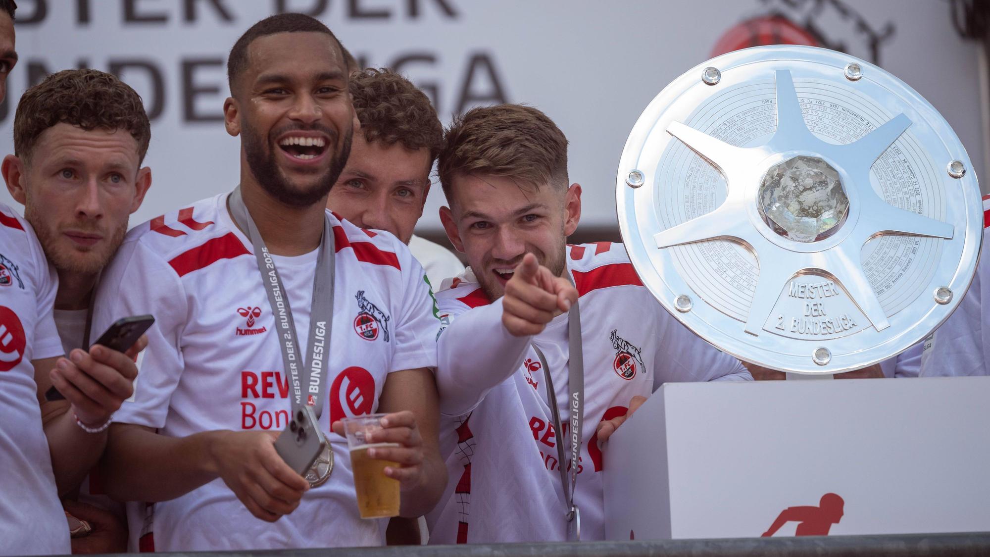 Florian Kainz, Linton Maina und Luca Waldschmidt freuen sich neben der Meisterschale über den Titel.