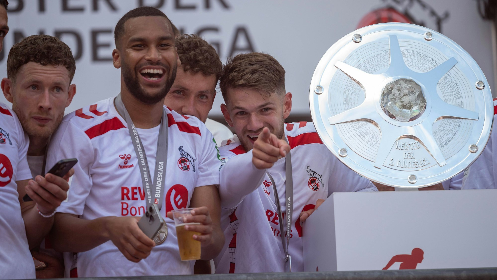 Florian Kainz, Linton Maina und Luca Waldschmidt freuen sich neben der Meisterschale über den Titel.