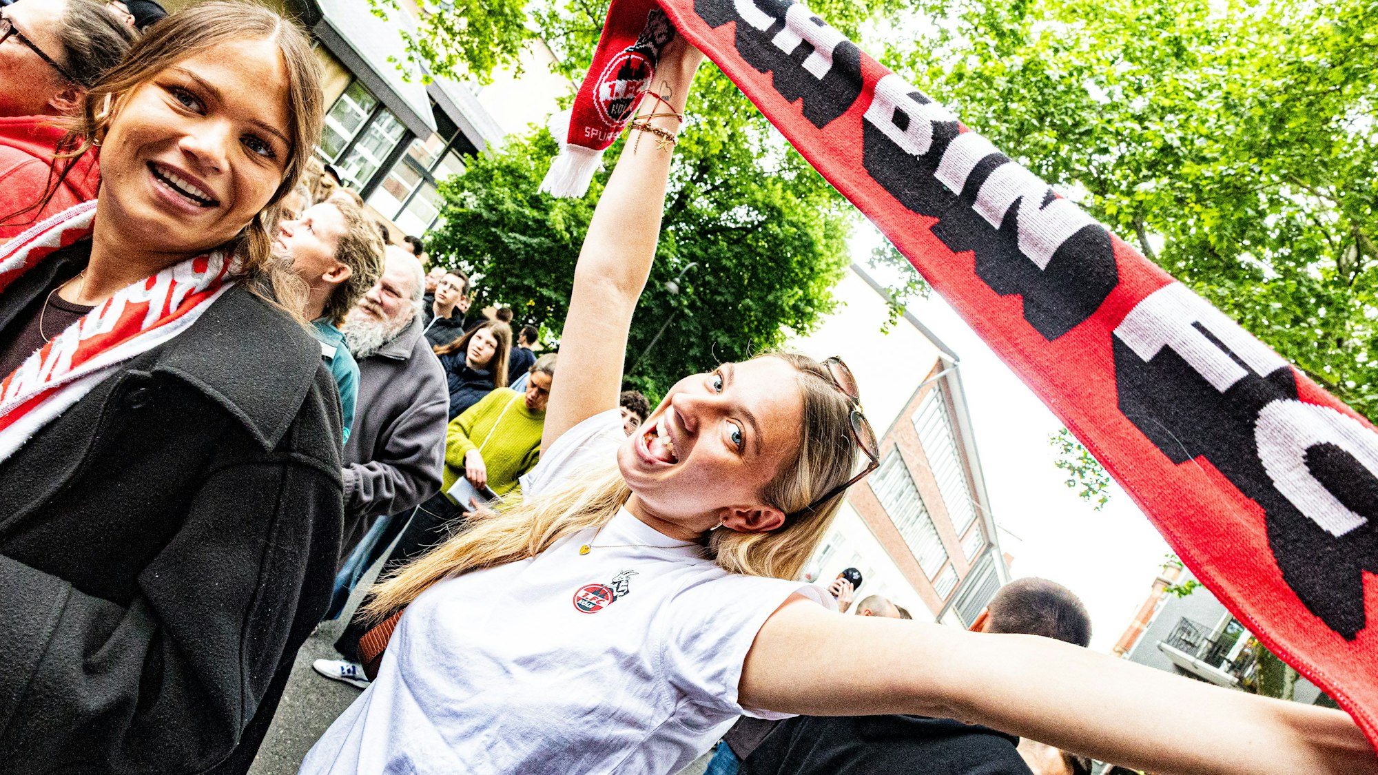 Die leichten Zweifel waren schnell verflogen: Der FC gab Gas, die Fans feierten.