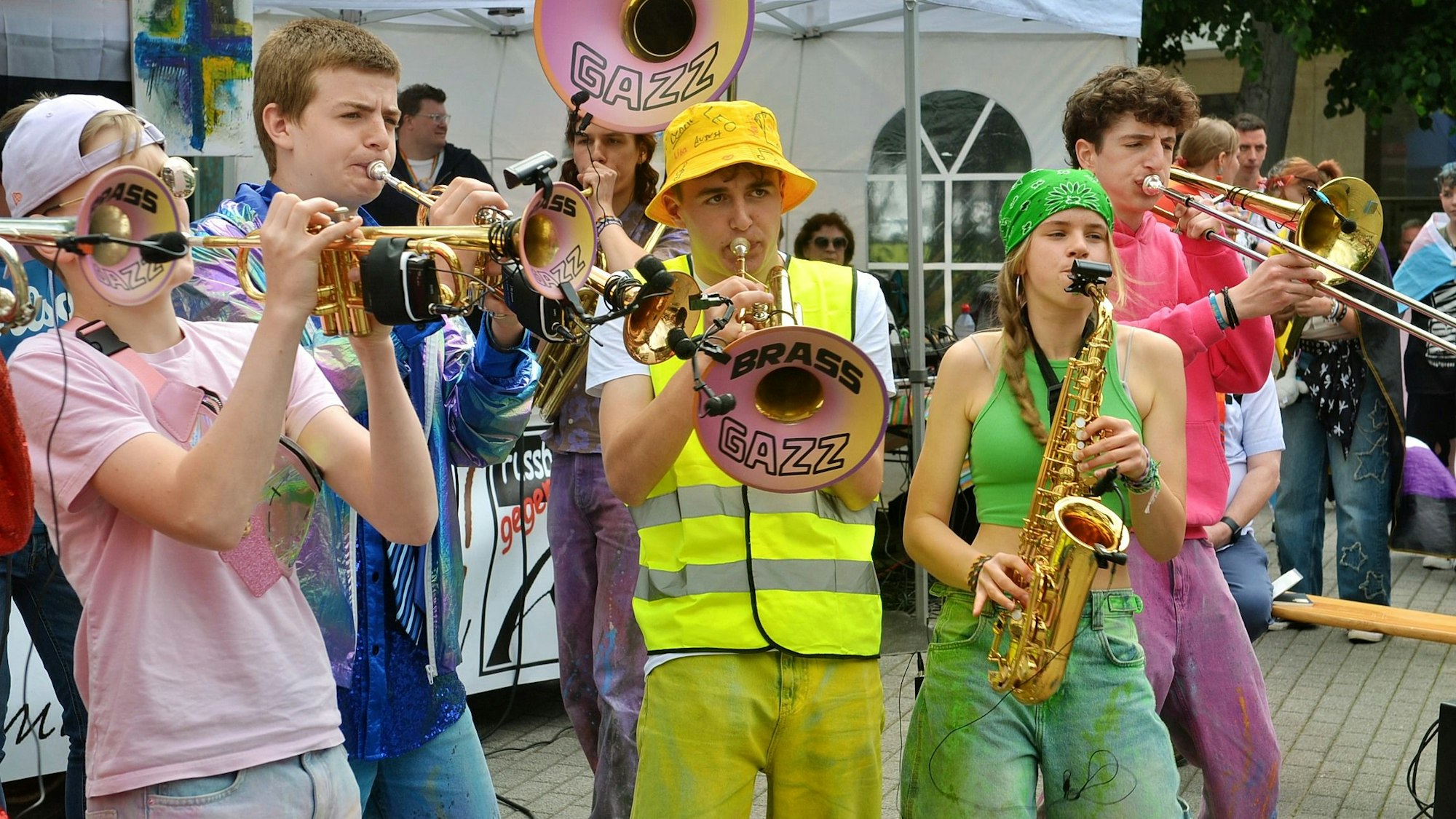 Sechs junge Menschen machen Musik.