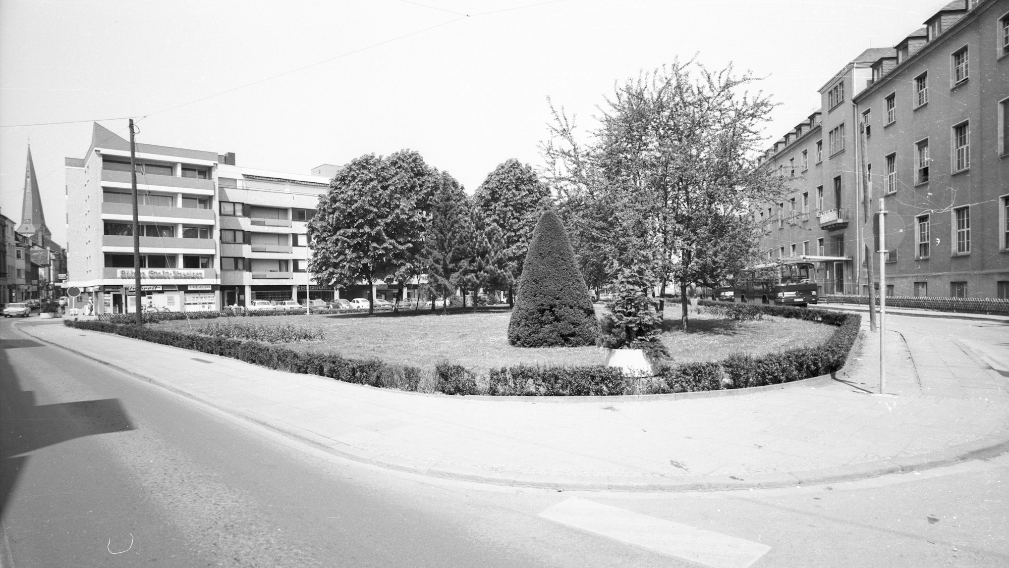 Auf dem Bild ist das Marien-Hospital 1975 an der Berliner Straße zu sehen. Heute steht dort C&A.