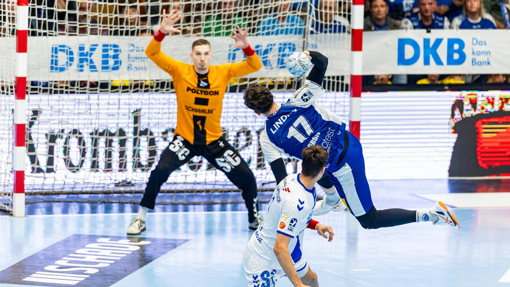 Eisenach-Angreifer Marko Grgic hat Julian Köster überwunden und setzt zum Torwurf an.