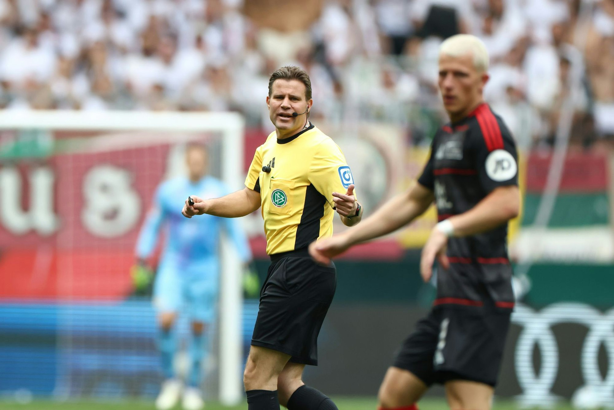 Felix Brych erklärt, wie er mit schwierigen Spielern umgeht.