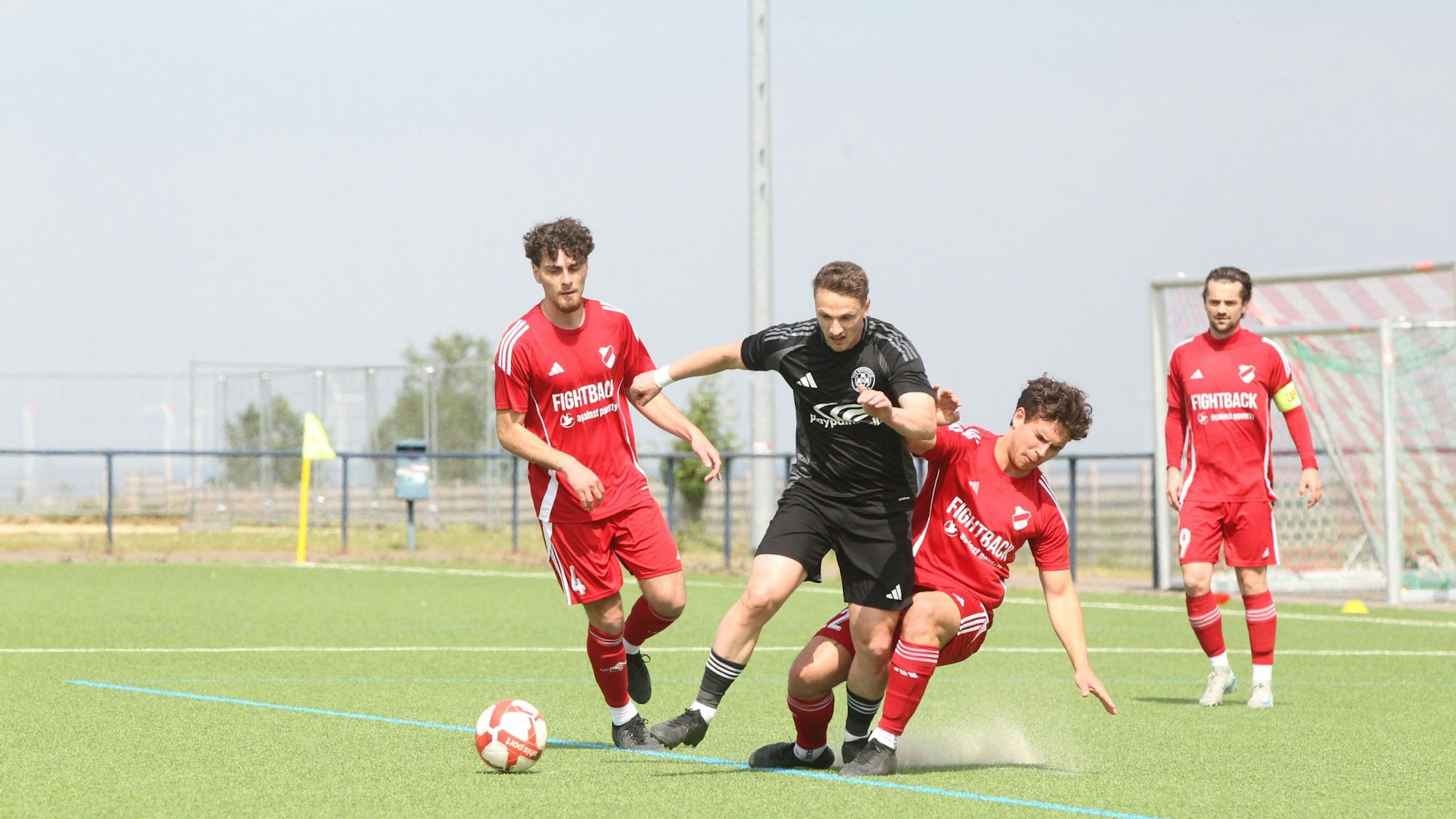 Das Bild zeigt zwei Fußballer im Kampf um den Ball.