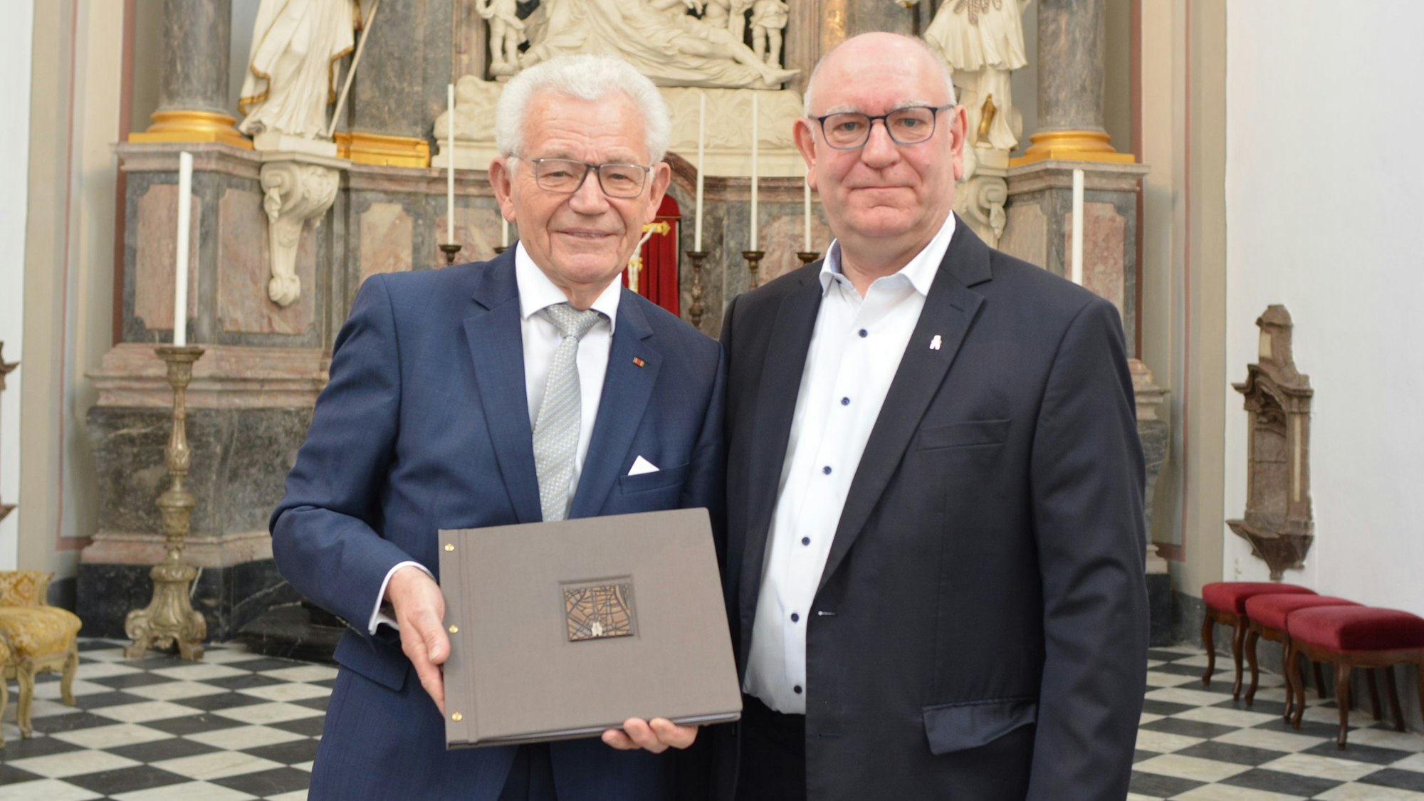 Joachim Oepen (r.) zeichnete Winfried Oepen in der Kirche St. Gregorius aus.