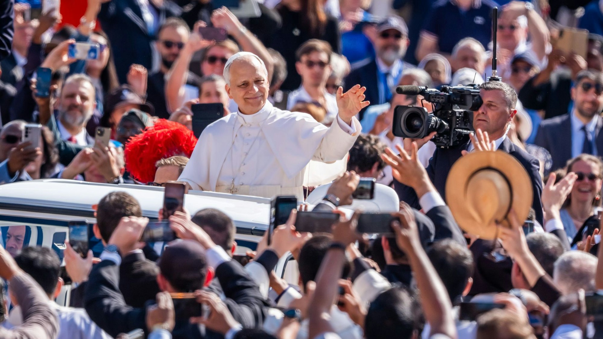 Bad in der Menge: Papst Leo.