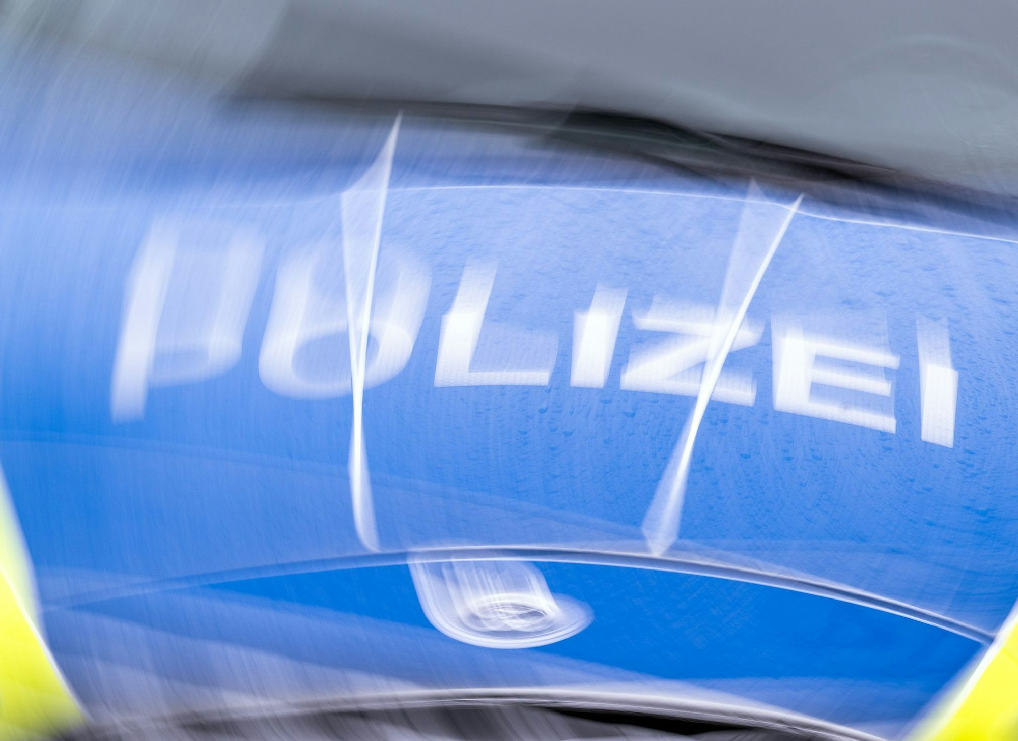 Ein Motorradfahrer ist vor der Polizei davongerast, wurde aber gestellt.