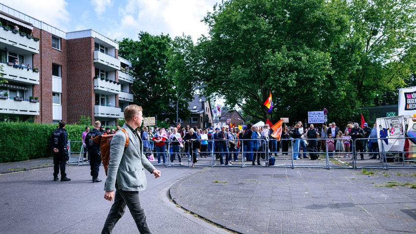 Der Durchgang zur Modemannstraße, wo das Erich-Gutenberg-Berufskolleg liegt, wurde von der Polizei abgesperrt. Nur Anwohnende oder AfD-Mitglieder durften durch.
