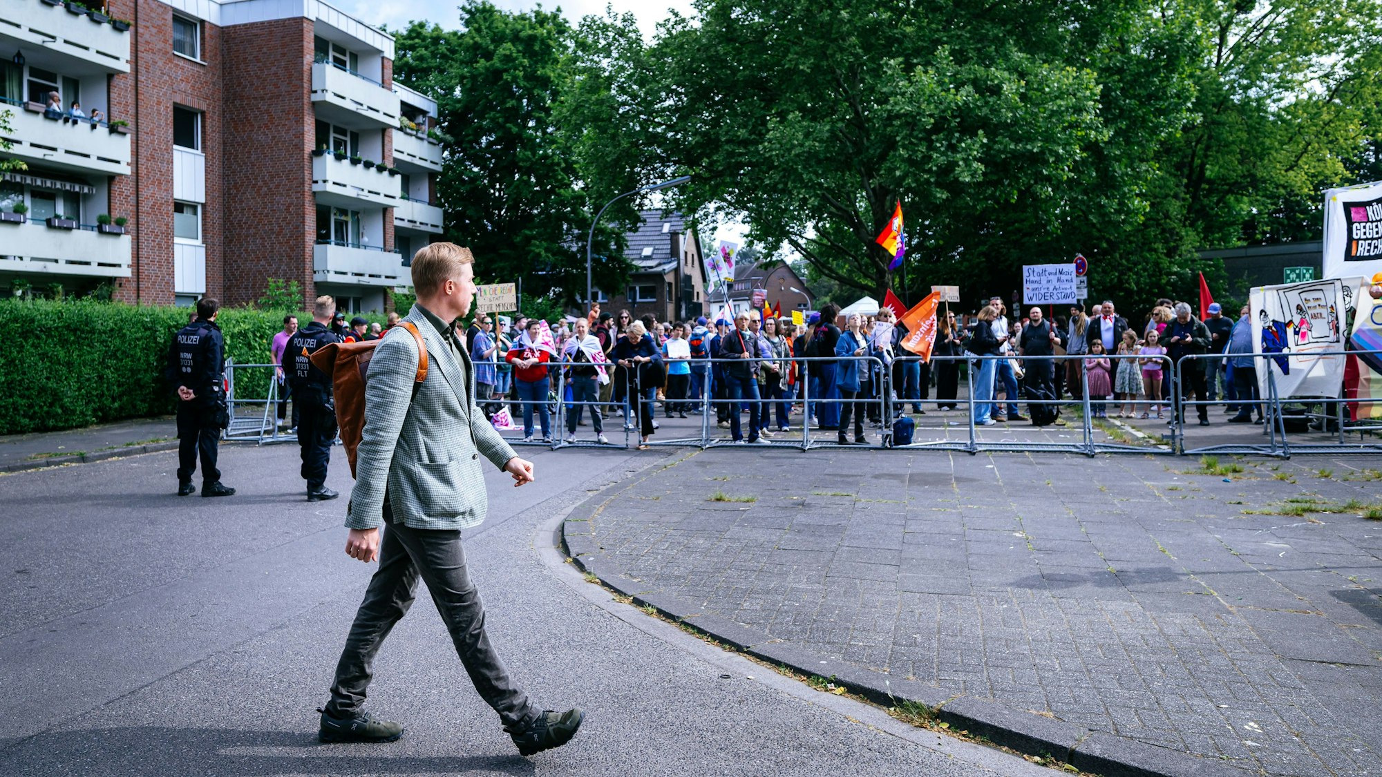 Der Durchgang zur Modemannstraße, wo das Erich-Gutenberg-Berufskolleg liegt, wurde von der Polizei abgesperrt. Nur Anwohnende oder AfD-Mitglieder durften durch.