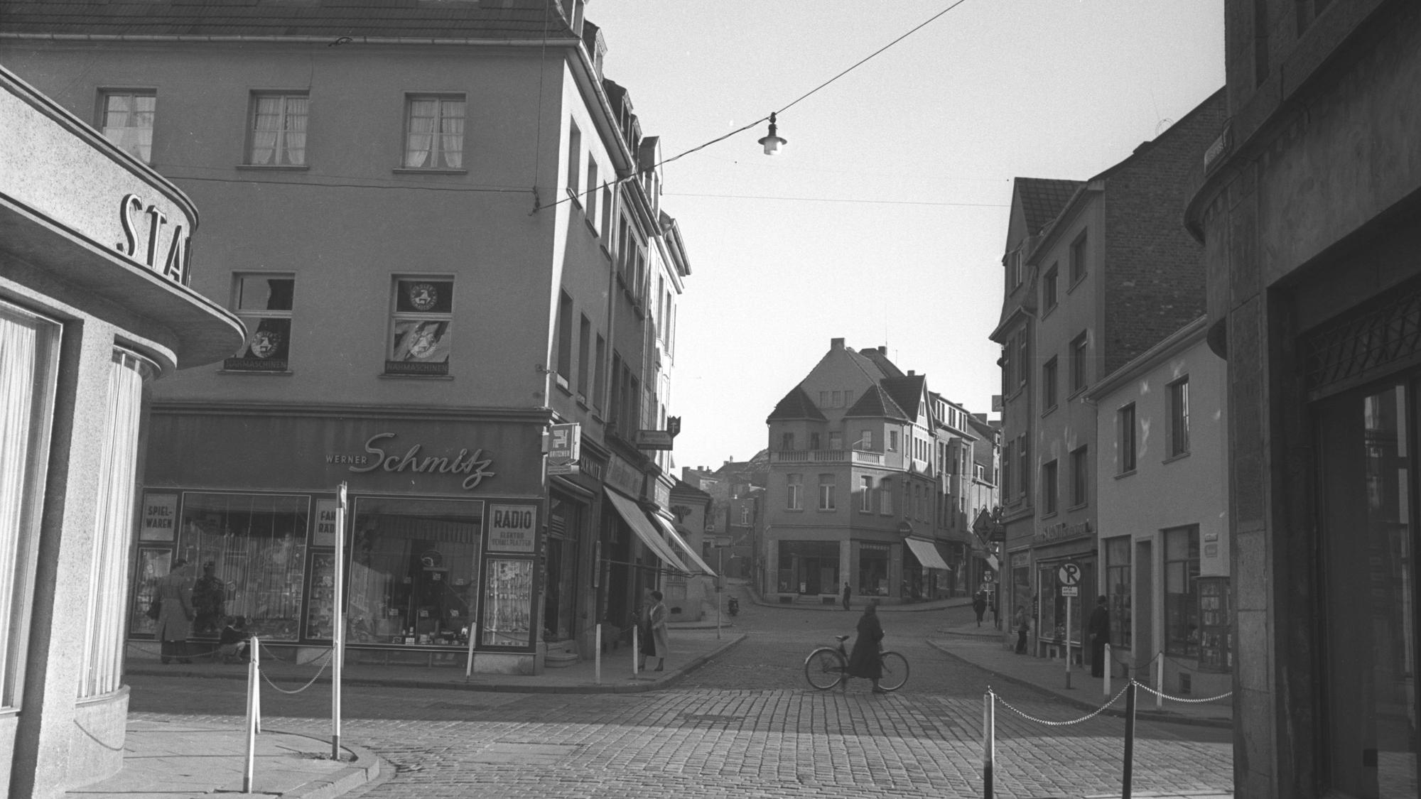 Das Bild zeigt eine Schwarz-Weiß-Aufnahme der Wilhelmstraße mit Blick in die Bahnhofstraße.