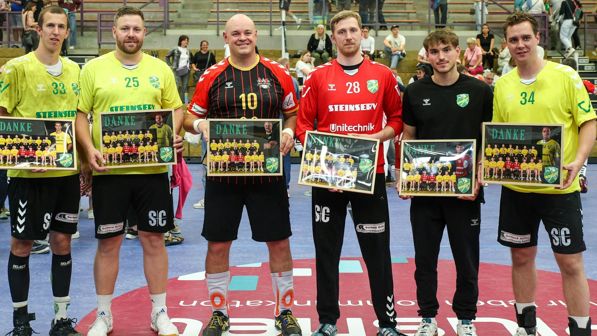 Gruppenbild der verabschiedeten HC-Spieler und ihres Trainers.