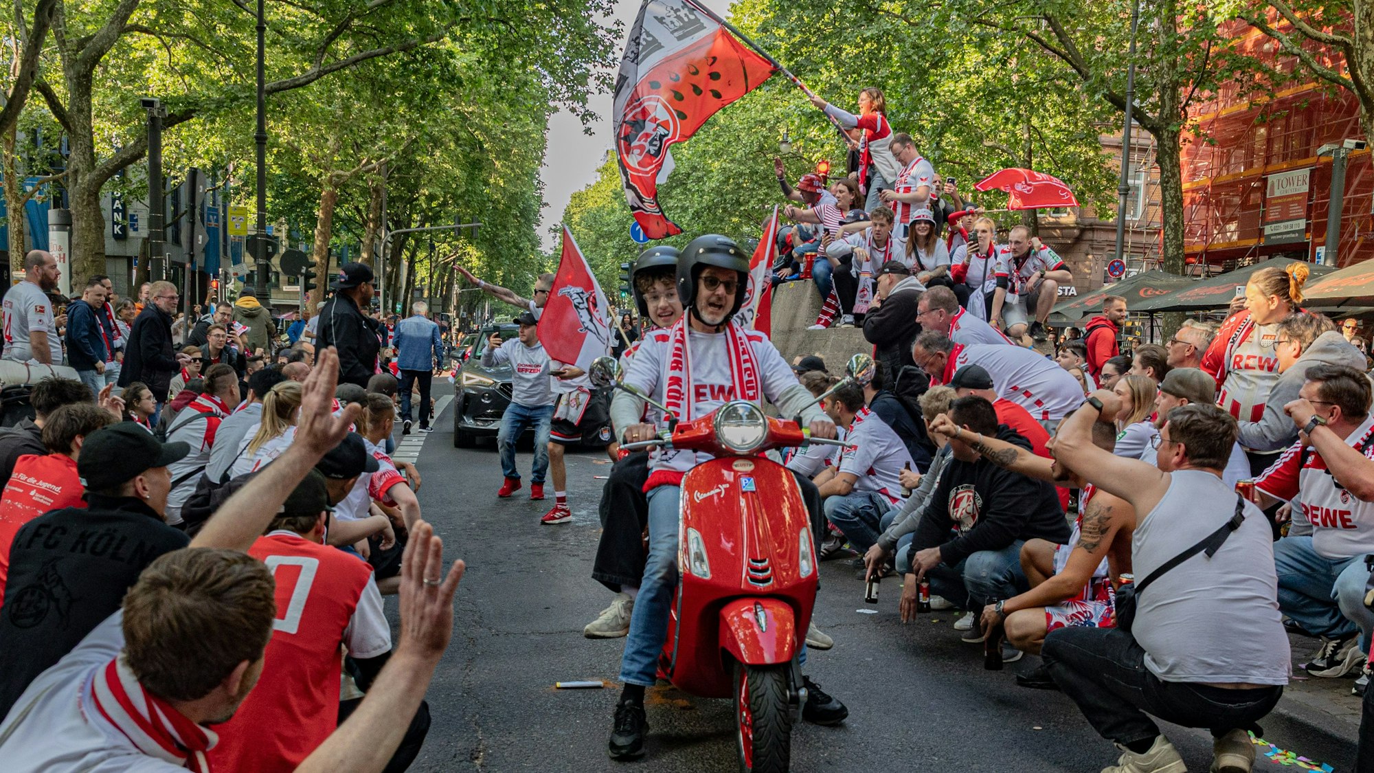 Feiern mit der Vespa: Einmal Spalier für Rot-Weiß auf den Ringen.