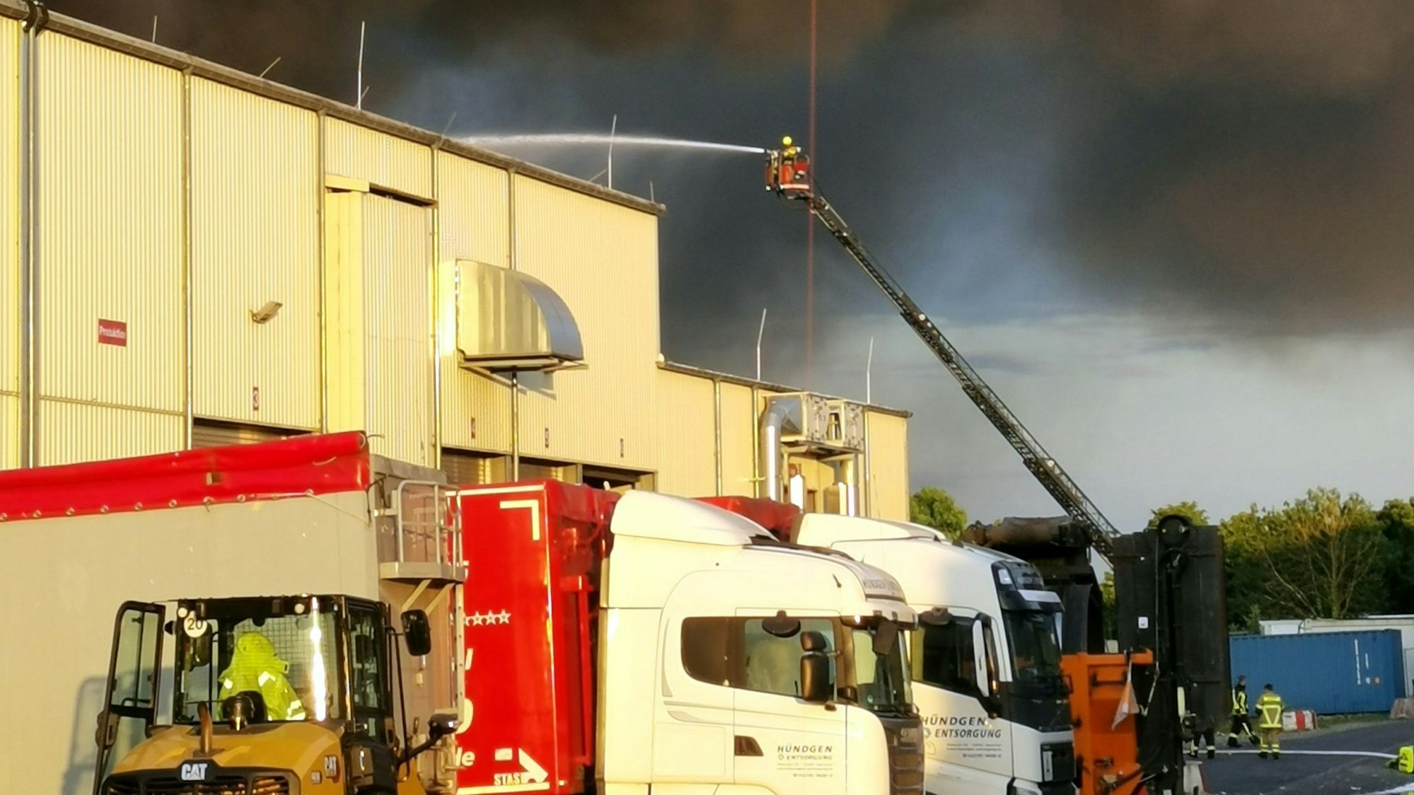 Von allen Seiten wurde Wasser herangebracht.