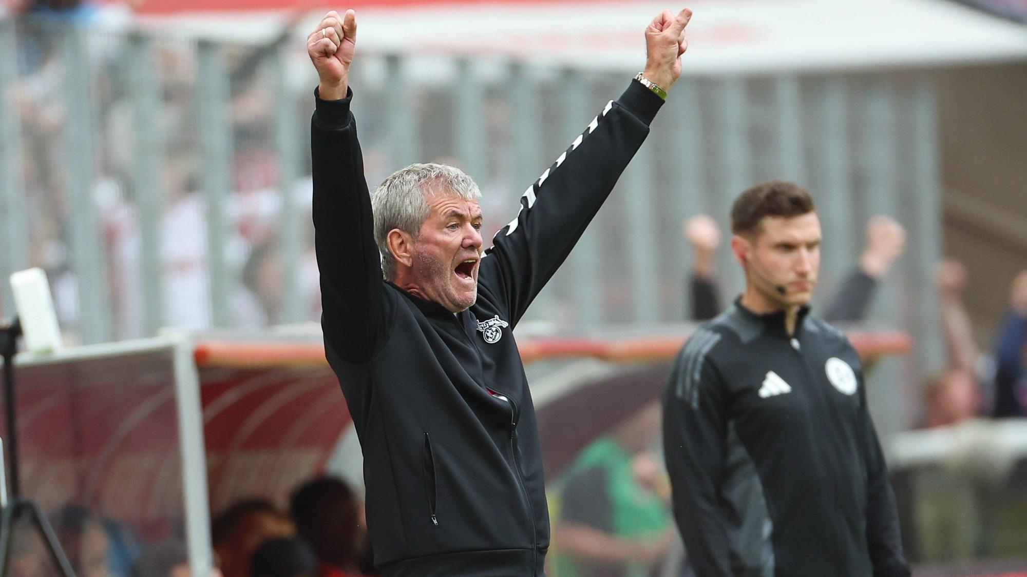 Coach Friedhelm Funkel Koeln jubelt über das Tor zum 1 zu 0 durch Eric Martel