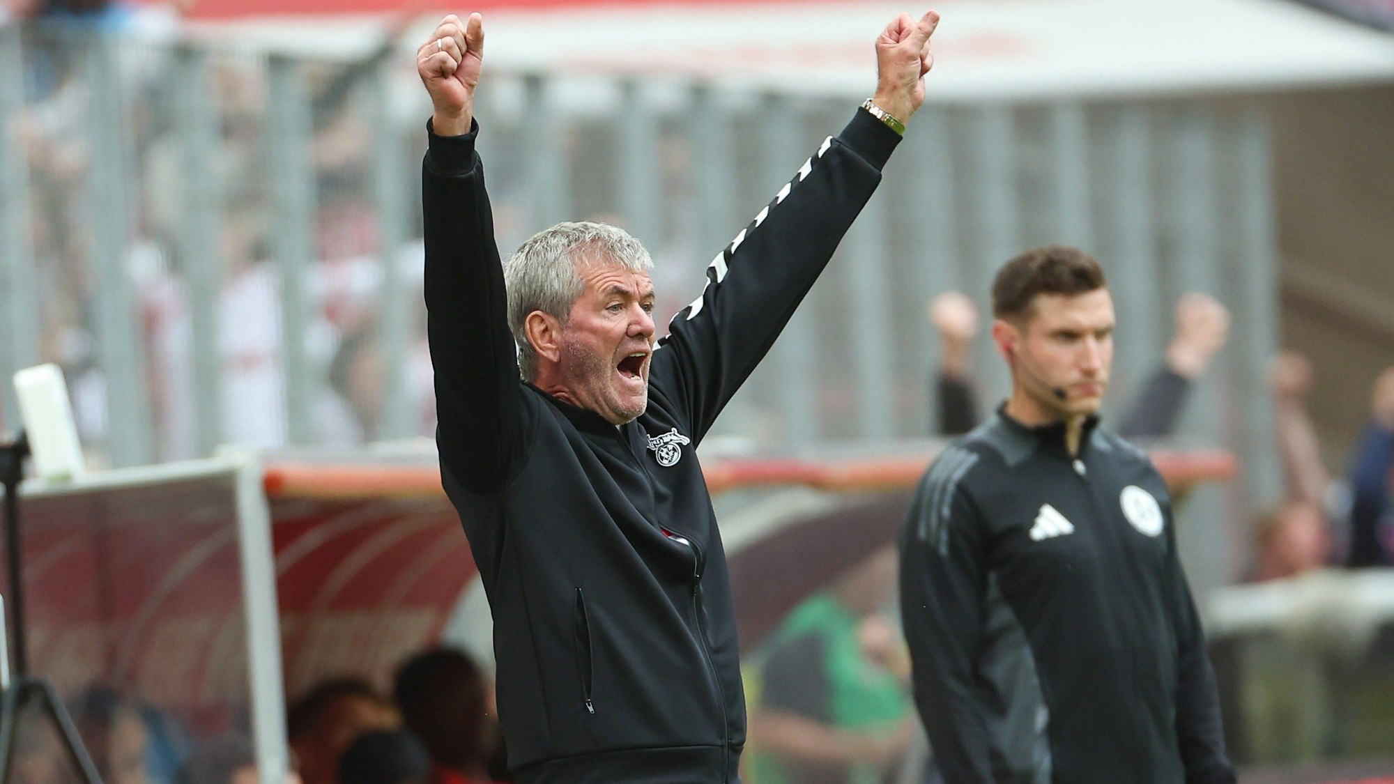 Coach Friedhelm Funkel Koeln jubelt über das Tor zum 1 zu 0 durch Eric Martel