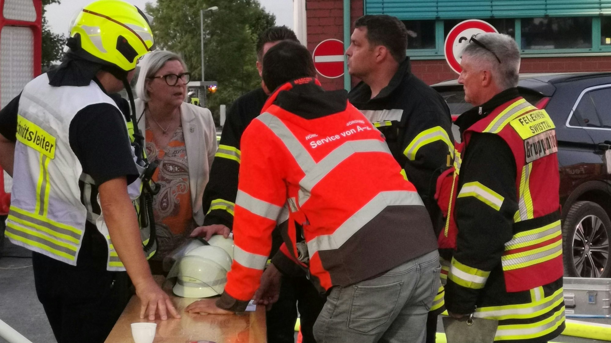 Lagebesprechung mit Bürgermeisterin Petra Kalkbrenner.