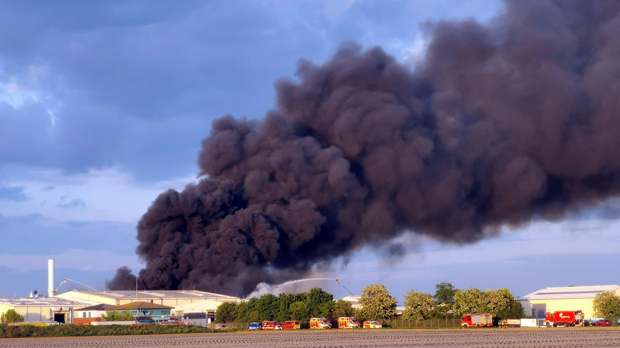 Eine riesige Rauchwolke steht über der Entsorgungsanlage in Ollheim
