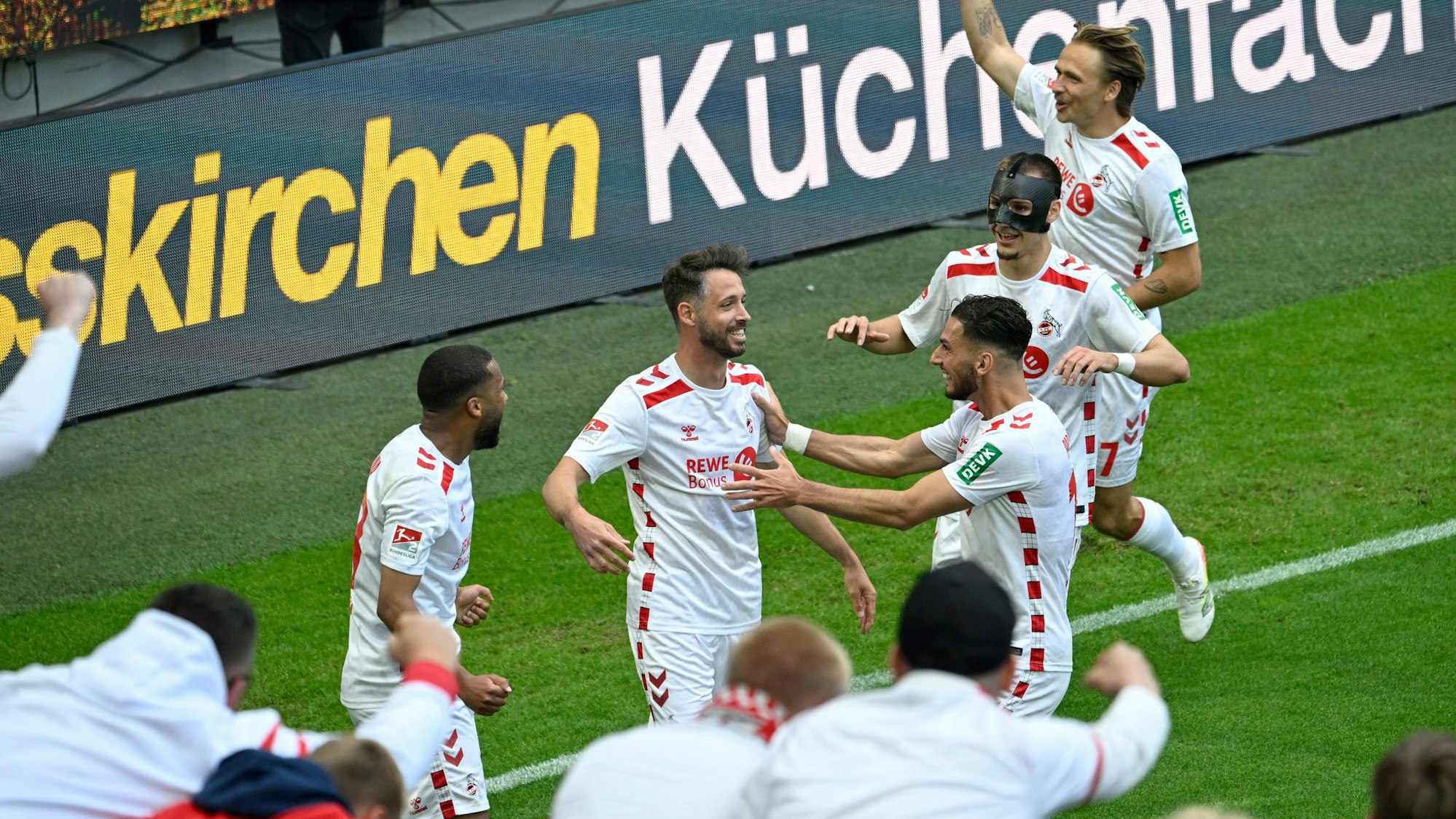 Kölns Mark Uth (M) bejubelt sein Tor zum 4:0 mit dem Team.