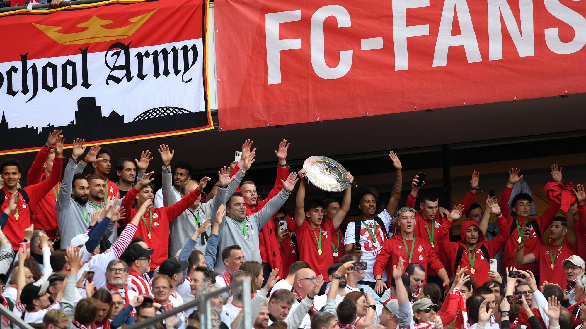 Deutscher Meister 1. FC Koeln A Junioren Jubel, jubelt, jubeln waehrend des Spiels der 2. Bundesliga zwischen 1. FC Köln und 1. FC Kaiserslautern im RheinEnergieStadion am 18. May 2025 in Köln, Deutschland. Foto von Ralf Treese/DeFodi Images Deutscher Meister 1. FC Koeln A Junioren celebrate, celebrates, celebrating during the 2. Bundesliga match between 1. FC Köln and 1. FC Kaiserslautern at RheinEnergieStadion on May 18, 2025 in Cologne, Germany. Photo by Ralf Treese/DeFodi Images DFB / DFL REGULATIONS PROHIBIT ANY USE OF PHOTOGRAPHS AS IMAGE SEQUENCES AND/OR QUASI-VIDEO. Photo by Ralf Treese/DeFodi Images *** German champion 1 FC Koeln A Juniors celebrating, celebrating, celebrating during the 2 Bundesliga match between 1 FC Köln and 1 FC Kaiserslautern at RheinEnergieStadion on May 18, 2025 in Cologne, Germany Photo by Ralf Treese DeFodi Images German champion 1 FC Koeln A Juniors celebrating, celebrating, celebrating during the 2 Bundesliga match between 1 FC Köln and 1 FC Kaiserslautern at RheinEnergieStadion on May 18, 2025 in Cologne, Germany Photo by Ralf Treese DeFodi Images DFB DFL REGULATIONS PROHIBIT ANY USE OF PHOTOGRAPHS AS IMAGE SEQUENCES AND OR QUASI VIDEO Photo by Ralf Treese DeFodi Images