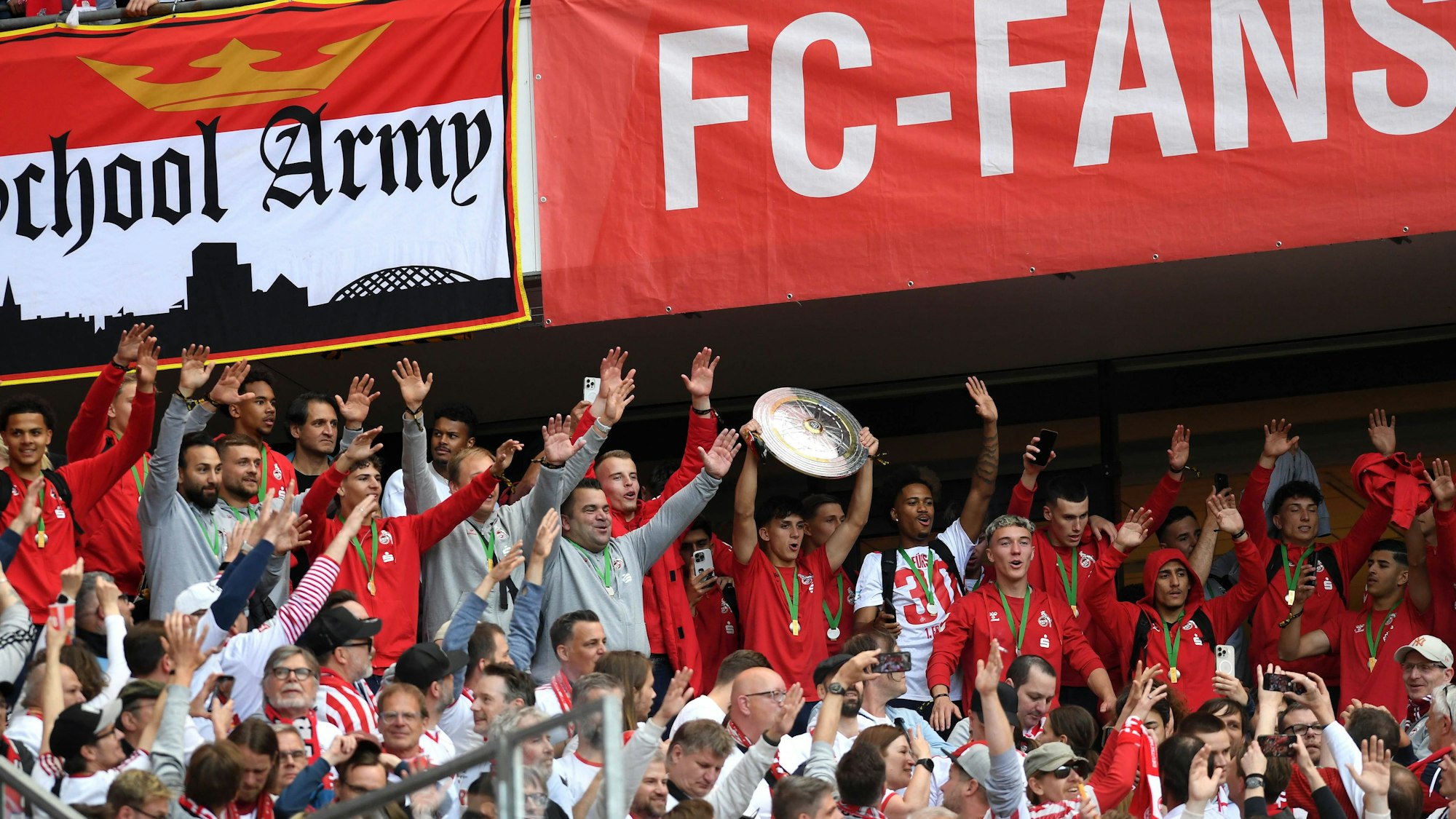 Deutscher Meister 1. FC Koeln A Junioren Jubel, jubelt, jubeln waehrend des Spiels der 2. Bundesliga zwischen 1. FC Köln und 1. FC Kaiserslautern im RheinEnergieStadion am 18. May 2025 in Köln, Deutschland. Foto von Ralf Treese/DeFodi Images Deutscher Meister 1. FC Koeln A Junioren celebrate, celebrates, celebrating during the 2. Bundesliga match between 1. FC Köln and 1. FC Kaiserslautern at RheinEnergieStadion on May 18, 2025 in Cologne, Germany. Photo by Ralf Treese/DeFodi Images DFB / DFL REGULATIONS PROHIBIT ANY USE OF PHOTOGRAPHS AS IMAGE SEQUENCES AND/OR QUASI-VIDEO. Photo by Ralf Treese/DeFodi Images *** German champion 1 FC Koeln A Juniors celebrating, celebrating, celebrating during the 2 Bundesliga match between 1 FC Köln and 1 FC Kaiserslautern at RheinEnergieStadion on May 18, 2025 in Cologne, Germany Photo by Ralf Treese DeFodi Images German champion 1 FC Koeln A Juniors celebrating, celebrating, celebrating during the 2 Bundesliga match between 1 FC Köln and 1 FC Kaiserslautern at RheinEnergieStadion on May 18, 2025 in Cologne, Germany Photo by Ralf Treese DeFodi Images DFB DFL REGULATIONS PROHIBIT ANY USE OF PHOTOGRAPHS AS IMAGE SEQUENCES AND OR QUASI VIDEO Photo by Ralf Treese DeFodi Images