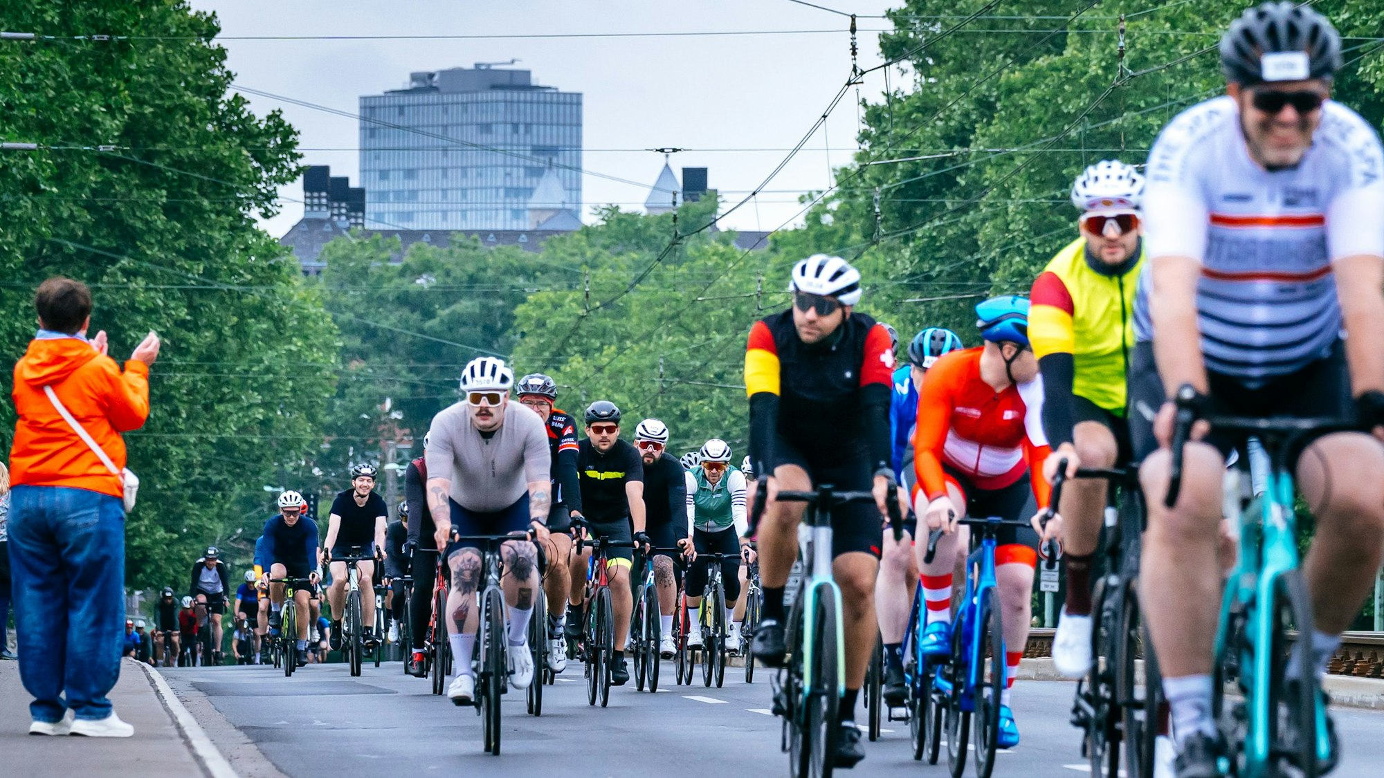 Gleich nach dem Start ging es für die Teilnehmerinnen und Teilnehmer der sogenannten Jedermann-Rennen über 60 und 120 Kilometer rauf auf die Severinsbrücke und in Richtung Bergisches Land.