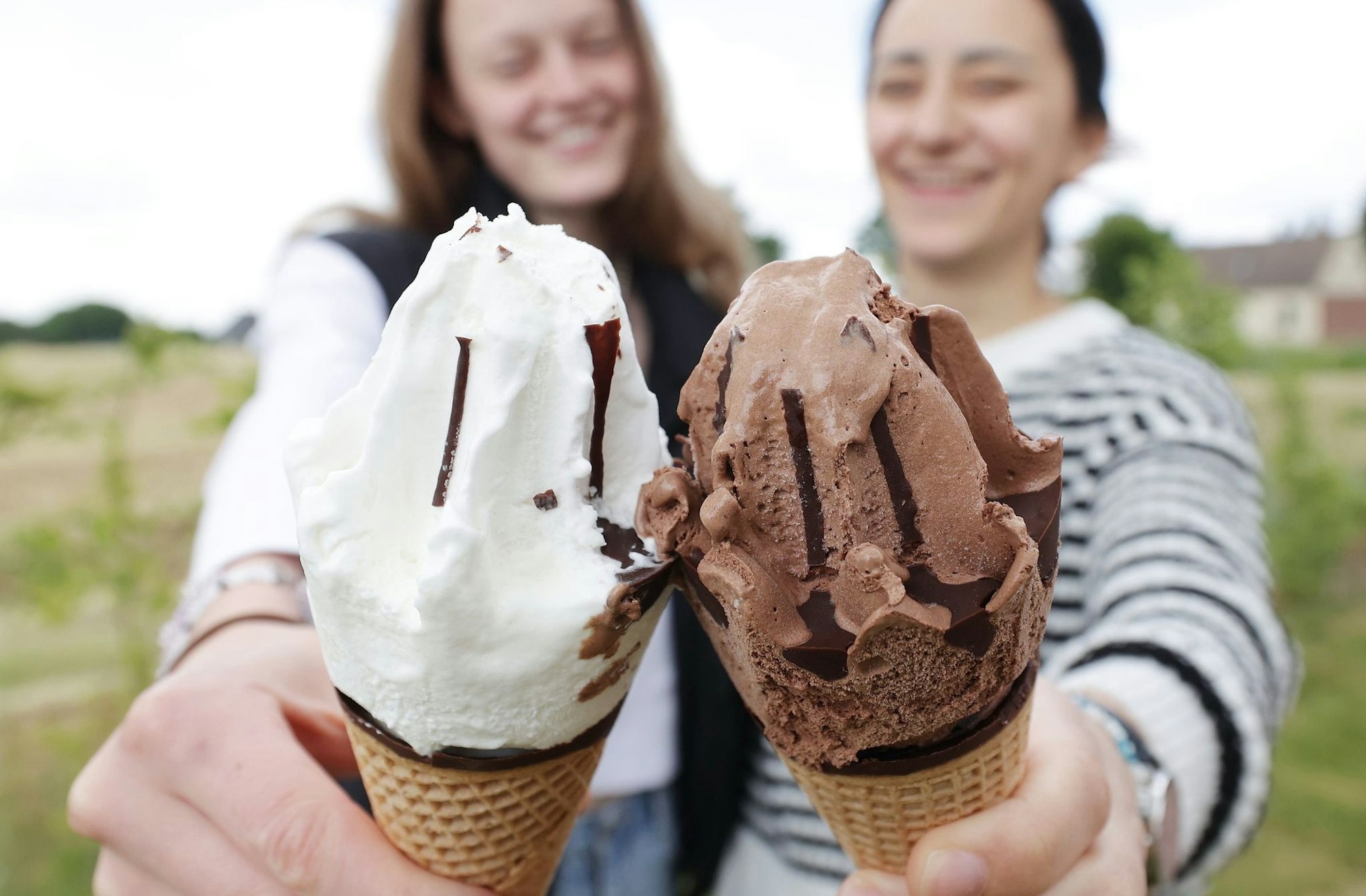 Die zwei Freundinnen Sophie und Amina essen in Düsseldorf ein Eis. Noch bis Mittwoch dürfte sich das Wetter für dieses Vergnügen halten. Dann wird es ungemütlicher.