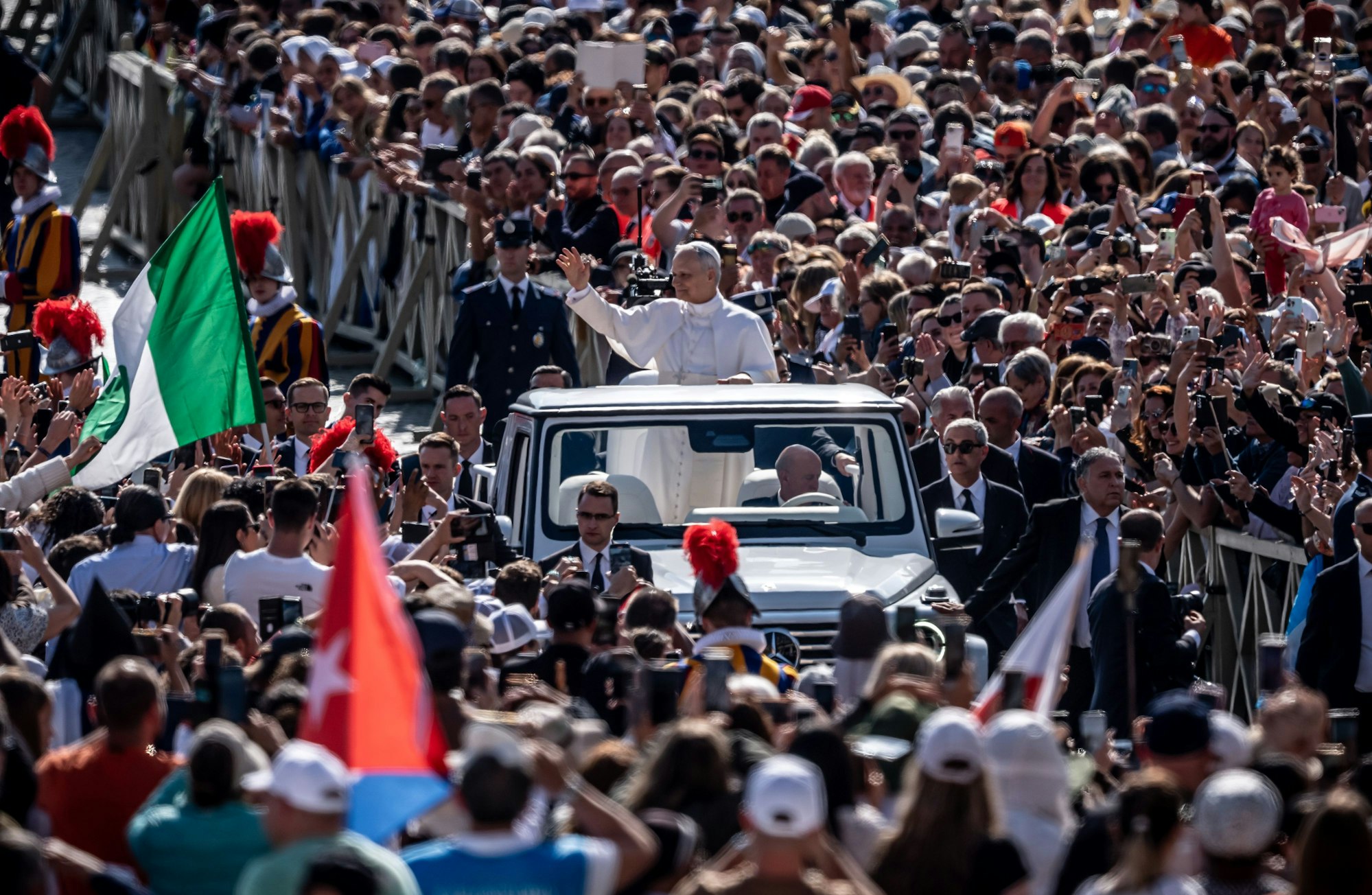 18.05.2025, Vatikan, Vatikanstadt: Der neue Papst Leo XIV. kommt im Papamobil zu seiner Amtseinführung auf den Petersplatz . Der US-Amerikaner Robert Francis Prevost ist der erste Pontifex aus den Vereinigten Staaten. Foto: Michael Kappeler/dpa +++ dpa-Bildfunk +++