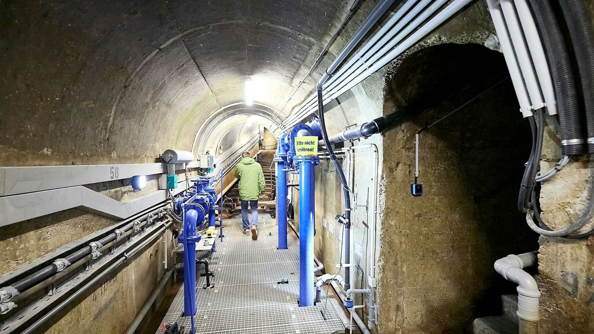 Das Bild zeigt das Innenleben der Staumauer. Einige Kabel und Leitungen sind zu sehen.