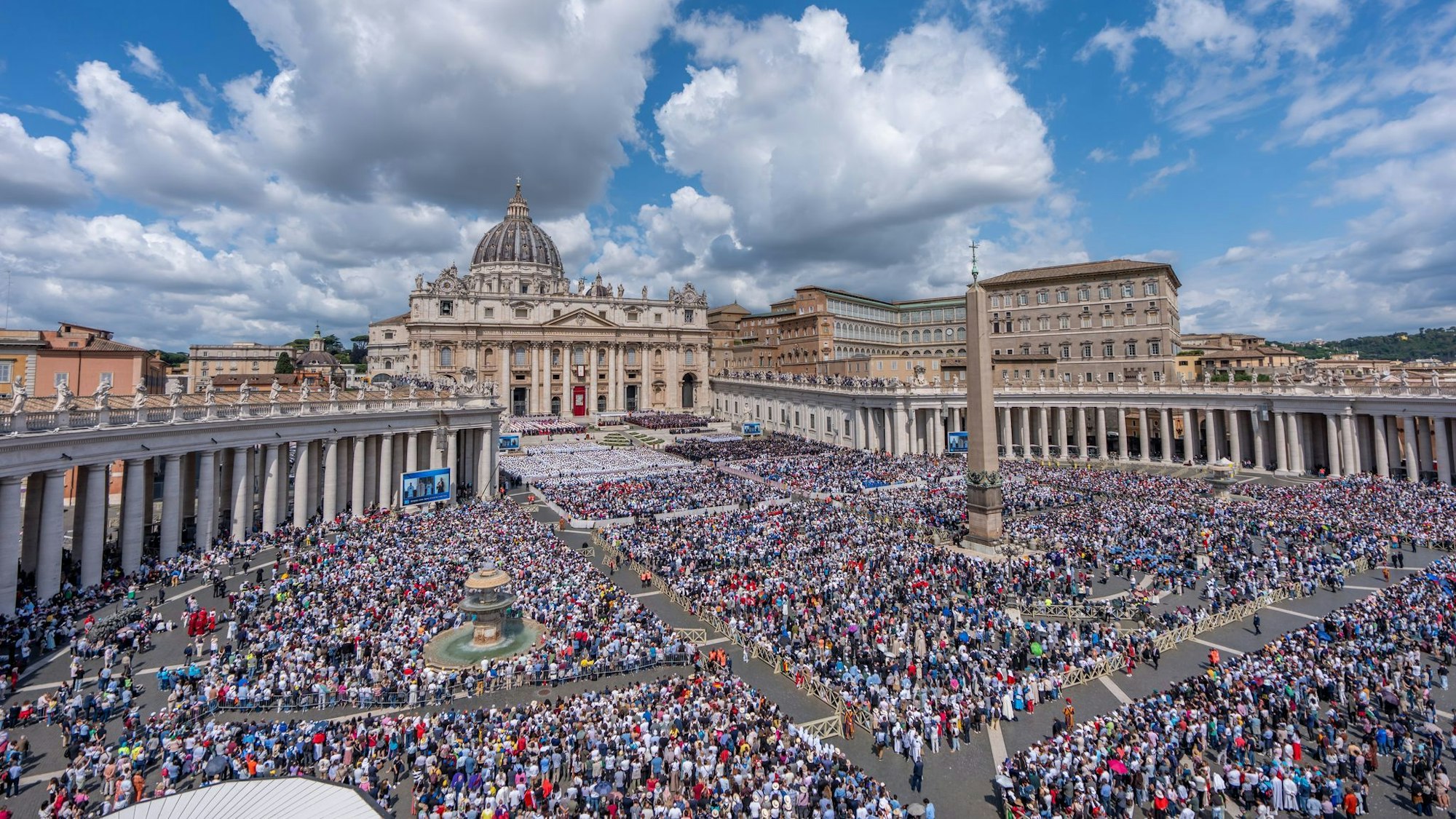 Papst Leo XIV. ist auf dem Petersplatz feierlich in sein Amt eingeführt worden.