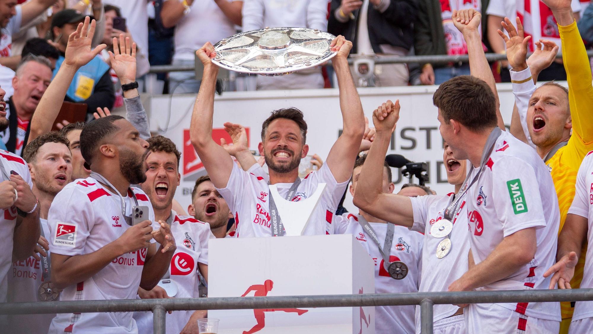 Übergabe der Meisterschale. Meister der 2. Bundesliga. Jubel beim 1. FC Köln. Hier: Mark Uth