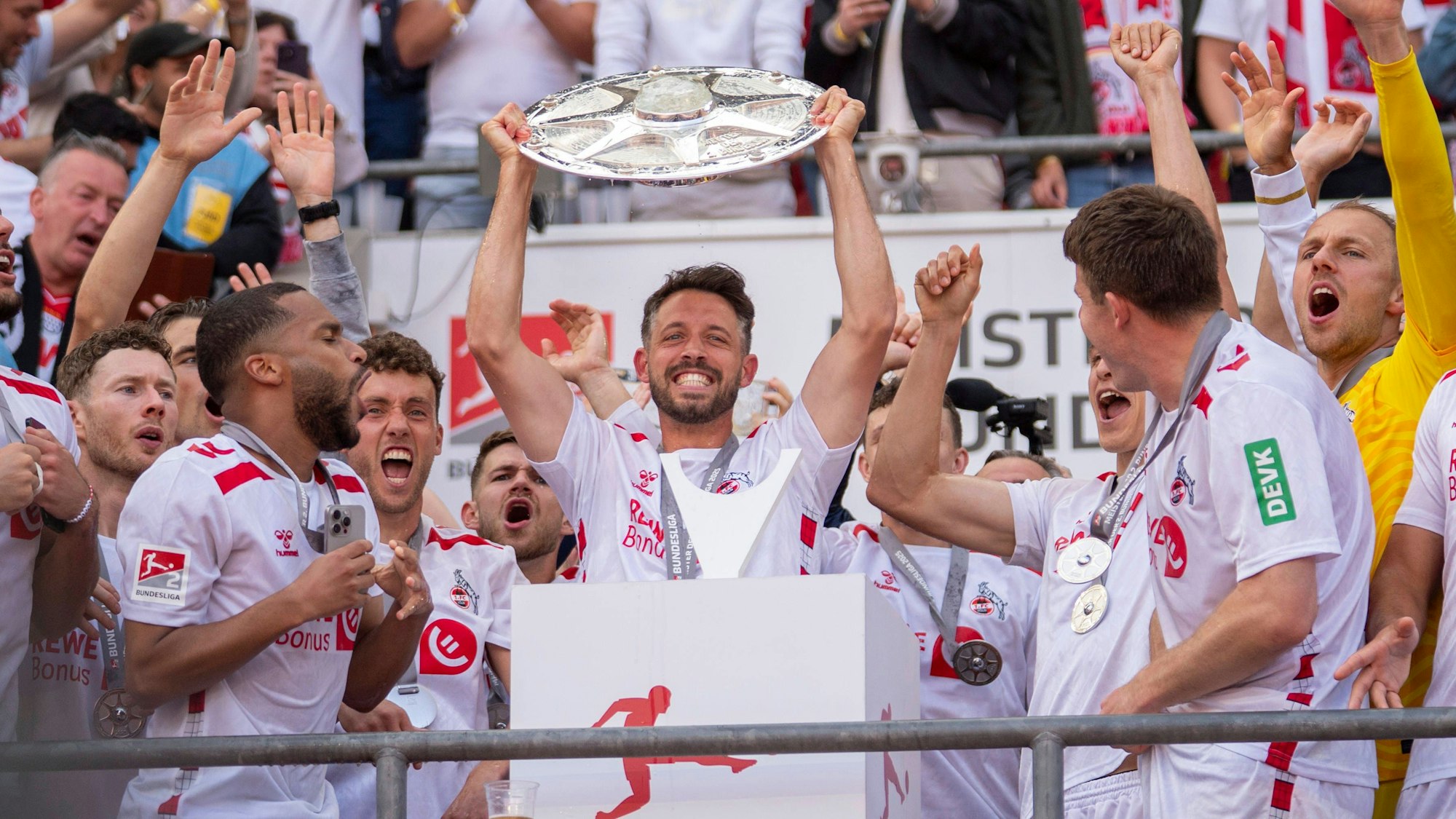 Übergabe der Meisterschale. Meister der 2. Bundesliga. Jubel beim 1. FC Köln. Hier: Mark Uth
