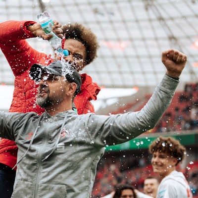 18.05.25, Herren, Fussball, U19 A-Junioren Bundesliga Finale 2025, Bayer 04 Leverkusen U19 - 1.FC Köln U19, Saison 2024/2025, Finale Stefan Ruthenbeck Trainer 1.FC Köln U19 bekommt Wasserdusche beim Jubel Leverkusen BayArena NRW Deutschland *** 18 05 25, Men, Soccer, U19 A Junior Bundesliga Final 2025, Bayer 04 Leverkusen U19 1 FC Köln U19, Season 2024 2025, Final Stefan Ruthenbeck Coach 1 FC Köln U19 gets water shower while cheering Leverkusen BayArena NRW Germany