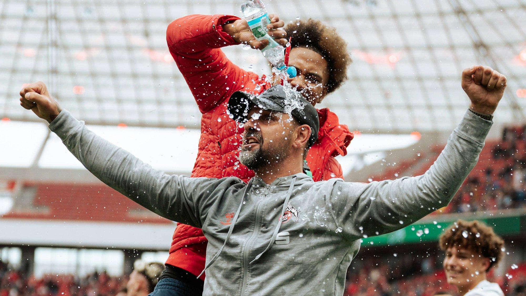 18.05.25, Herren, Fussball, U19 A-Junioren Bundesliga Finale 2025, Bayer 04 Leverkusen U19 - 1.FC Köln U19, Saison 2024/2025, Finale Stefan Ruthenbeck Trainer 1.FC Köln U19 bekommt Wasserdusche beim Jubel Leverkusen BayArena NRW Deutschland *** 18 05 25, Men, Soccer, U19 A Junior Bundesliga Final 2025, Bayer 04 Leverkusen U19 1 FC Köln U19, Season 2024 2025, Final Stefan Ruthenbeck Coach 1 FC Köln U19 gets water shower while cheering Leverkusen BayArena NRW Germany